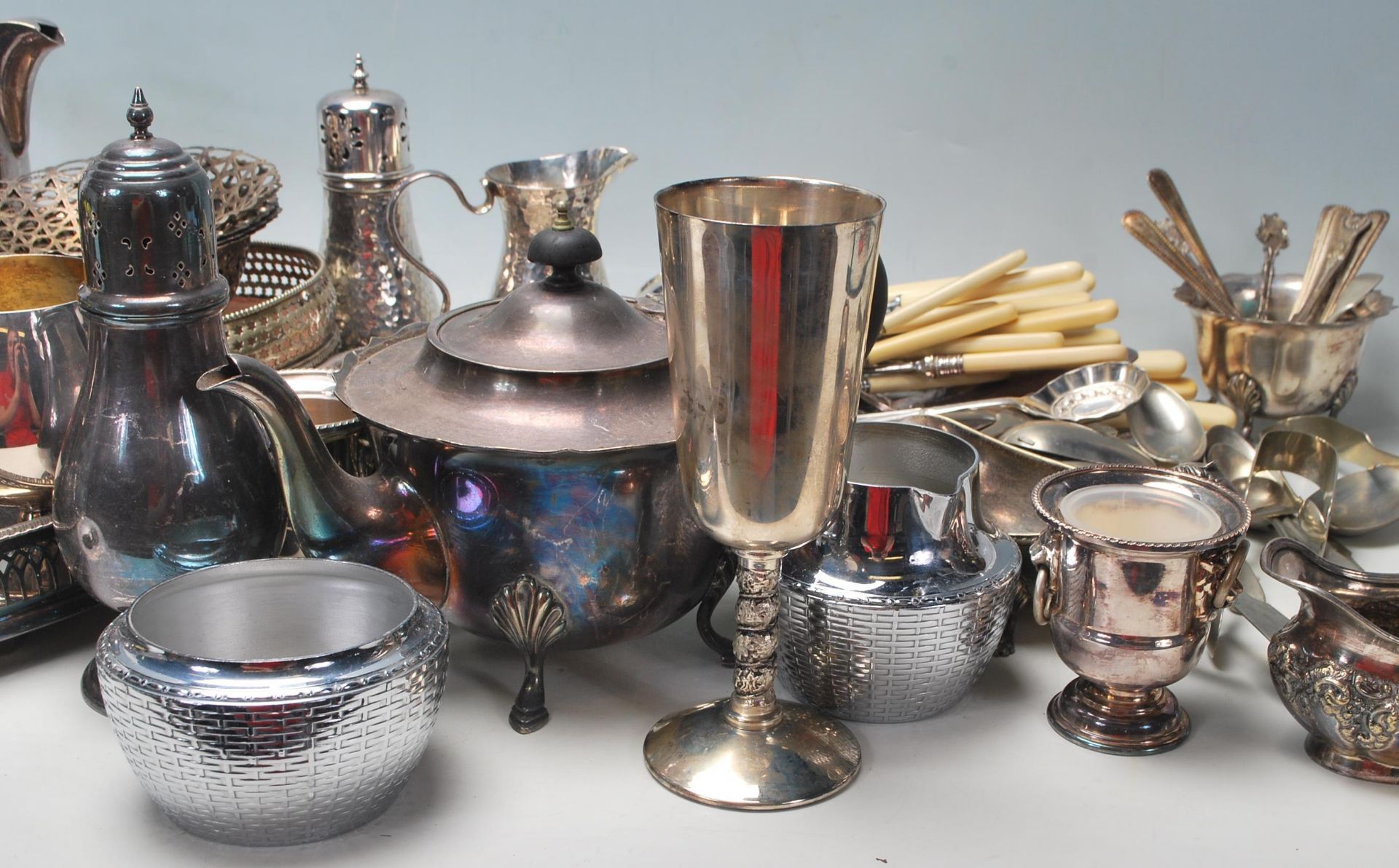 A large collection of assorted silver plate / silver plated wares to include flatware, gallery tray, - Bild 6 aus 12