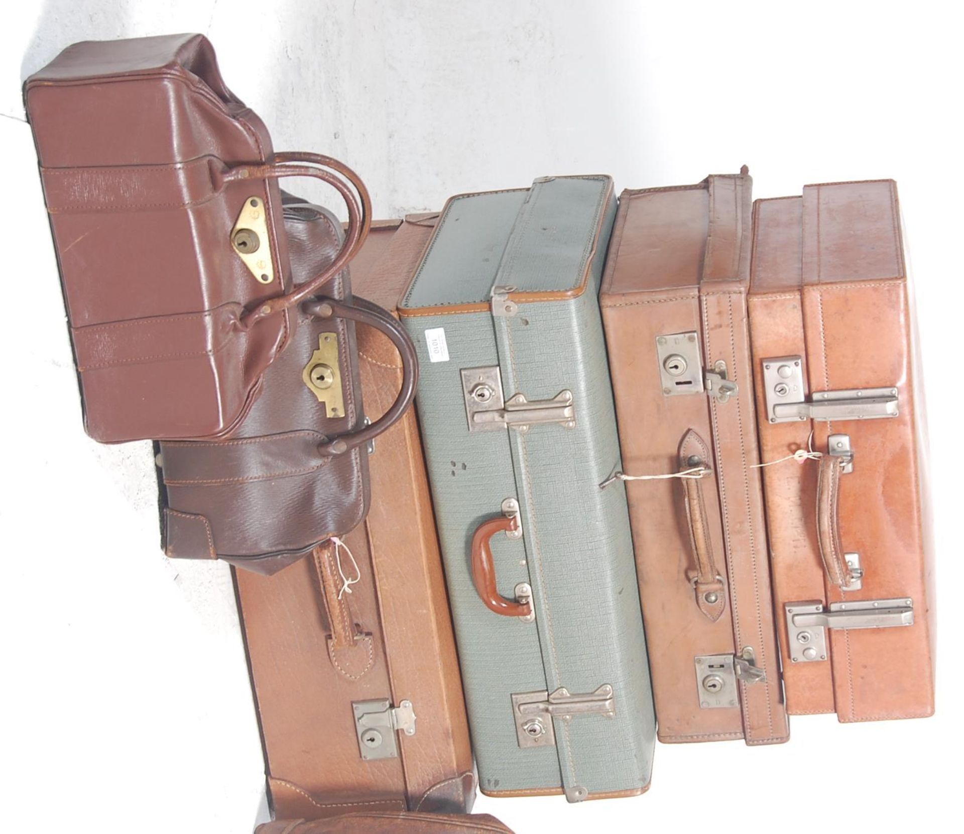 A good stack of vintage trunks and suitcases to include good leather example with monogram initials, - Bild 4 aus 6
