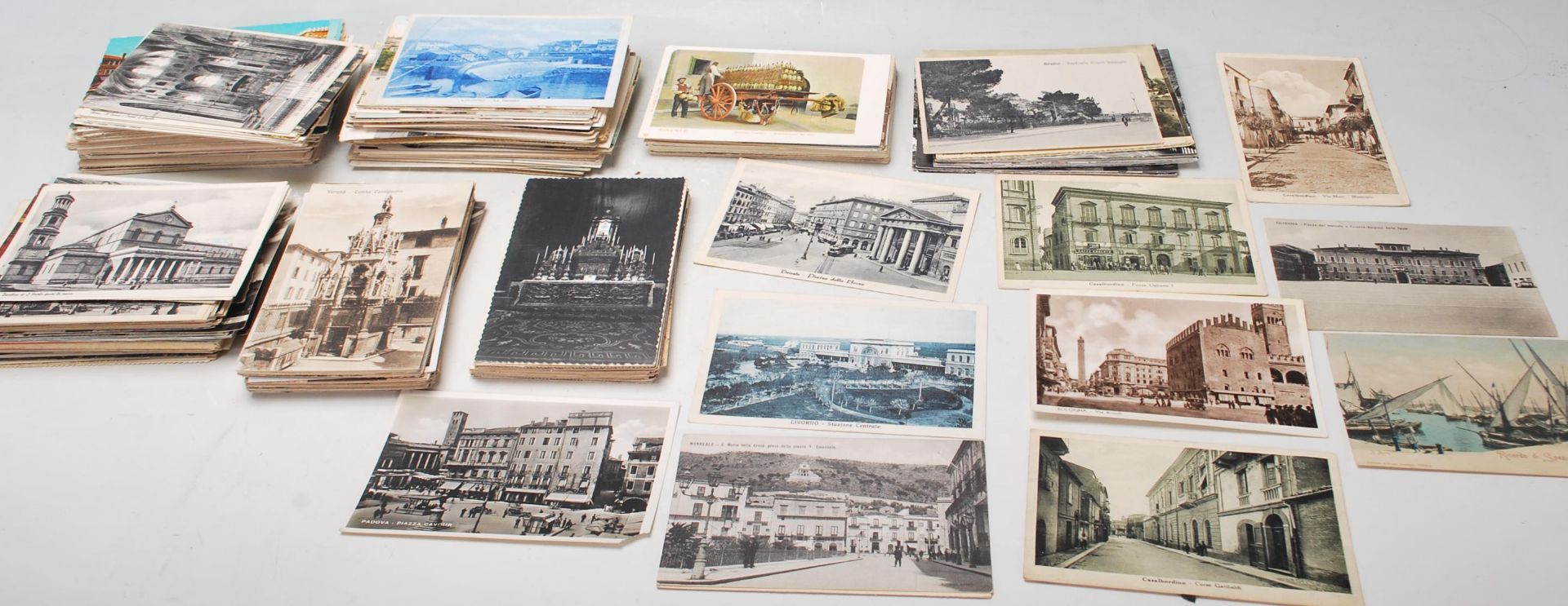 ITALY - Accumulation of Italian vintage postcards (x440).Majority pre-WWII. Small size. Various