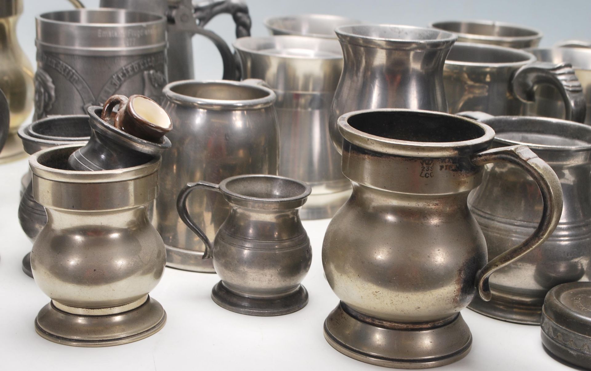 A collection of early 20th Century metalware & pewter drinking vessels / steins / flagons / jugs - Bild 2 aus 9