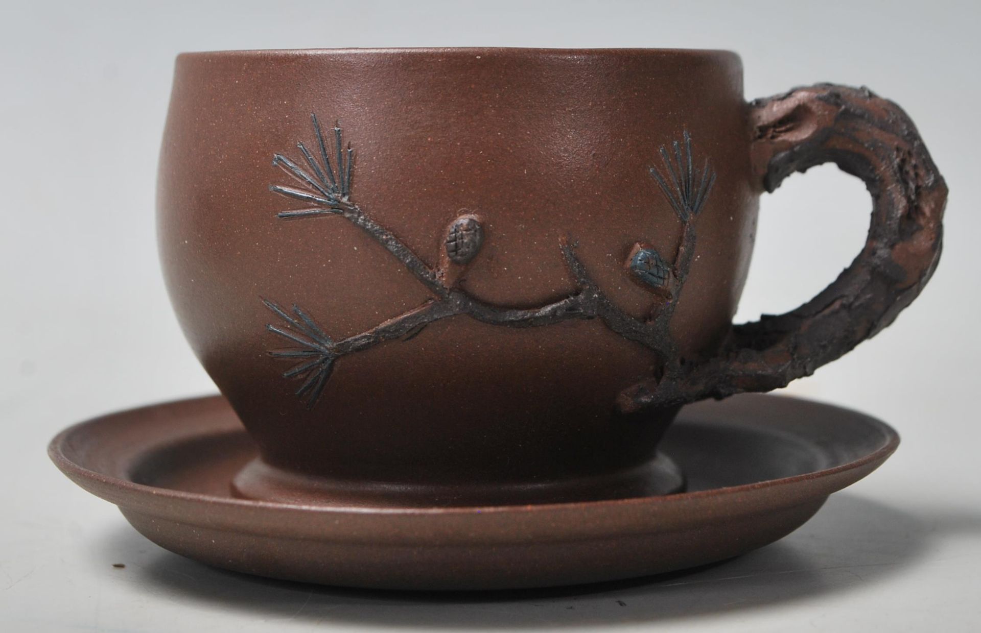 A 20th century Chinese yi xing terracotta teapot, cups and saucers having a handle and spout in - Bild 2 aus 9