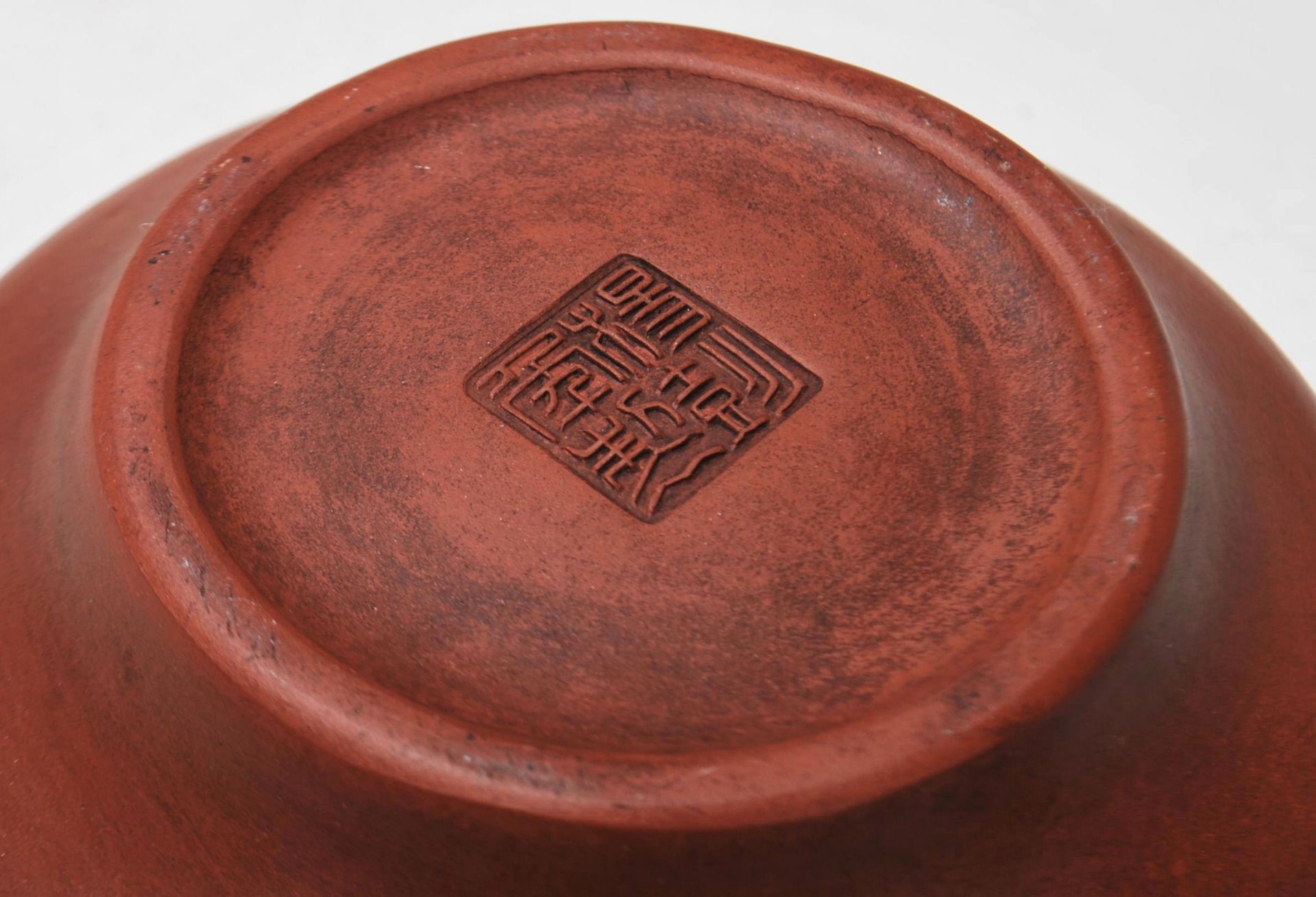 A 20th Century Chinese Yi Xing red clay teapot raised on a footed base with engraved bamboo design - Bild 6 aus 6