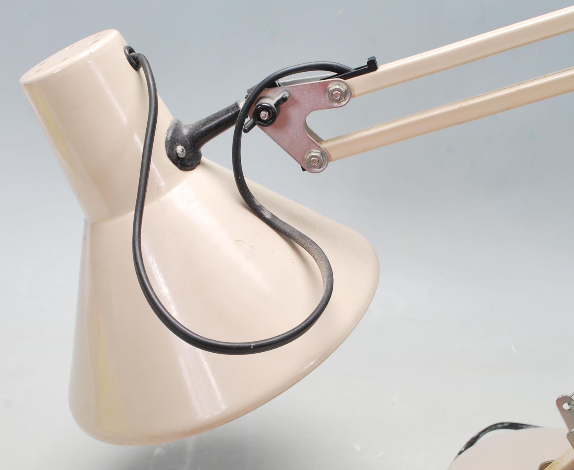 A vintage 20th Century Herbert Terry style Industrial anglepoise desk lamp in a beige colourway, - Bild 5 aus 5