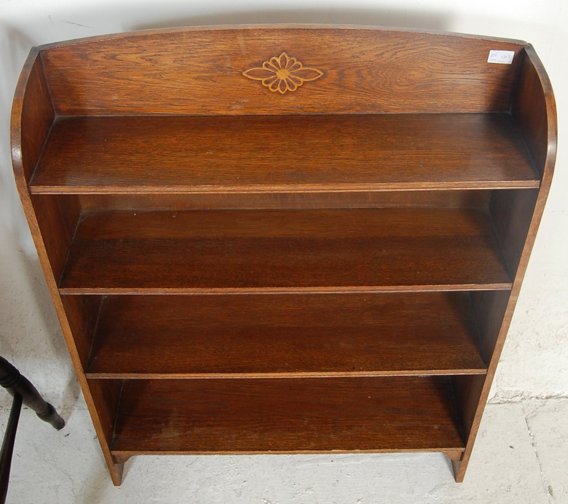 A Victorian 19th century beech and elm wood Wheel back Windsor armchair. The chair being raised on - Bild 4 aus 5