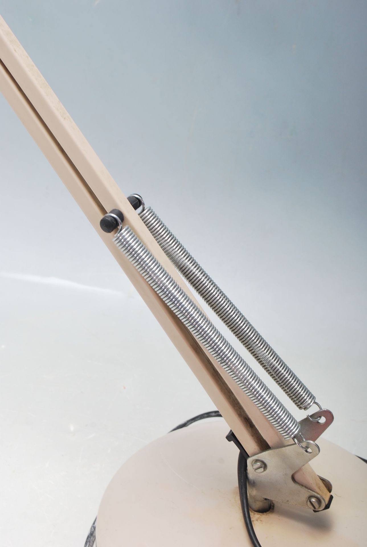 A vintage 20th Century Herbert Terry style Industrial anglepoise desk lamp in a beige colourway, - Bild 3 aus 5