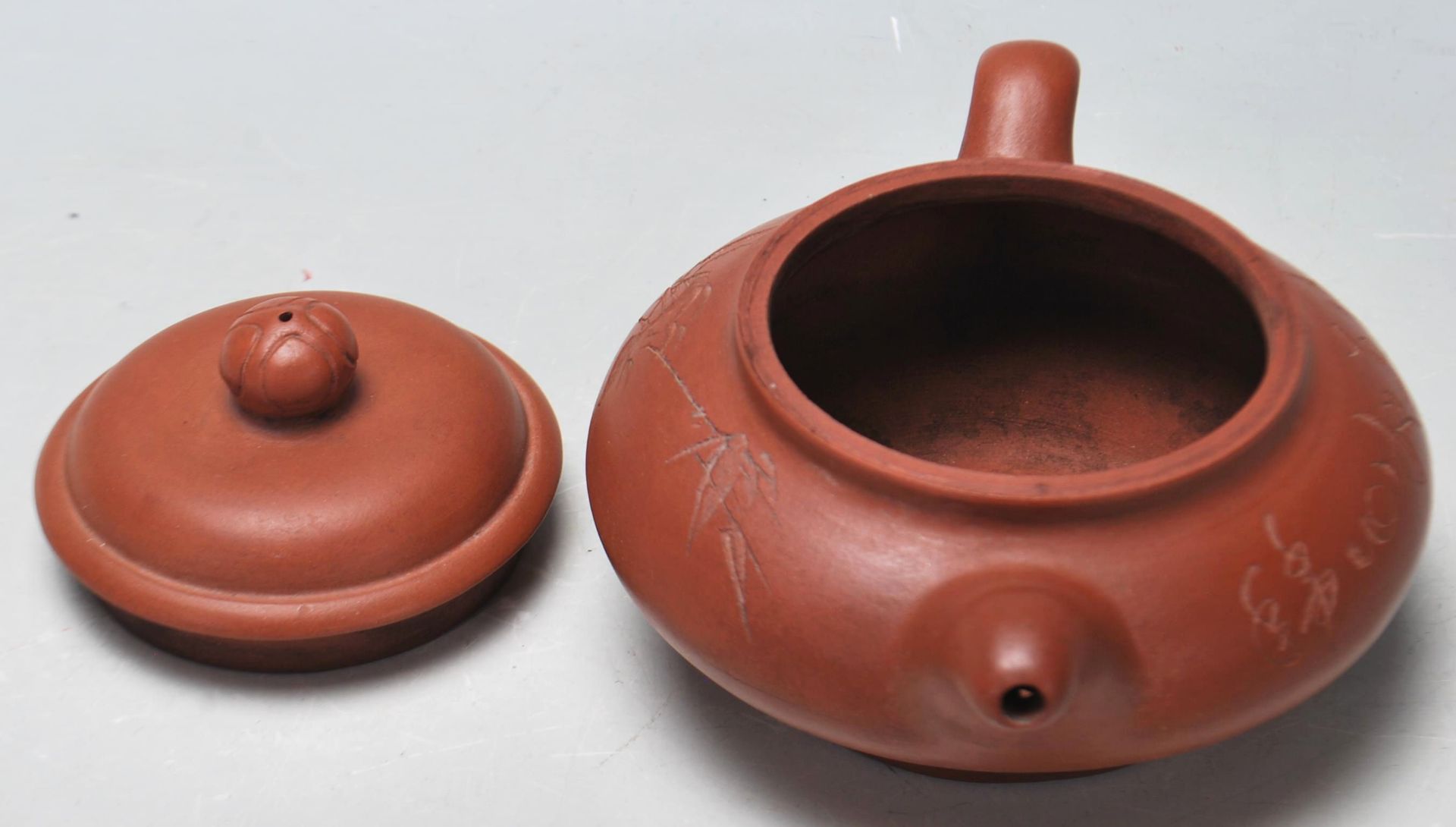 A 20th Century Chinese Yi Xing red clay teapot raised on a footed base with engraved bamboo design - Bild 5 aus 6