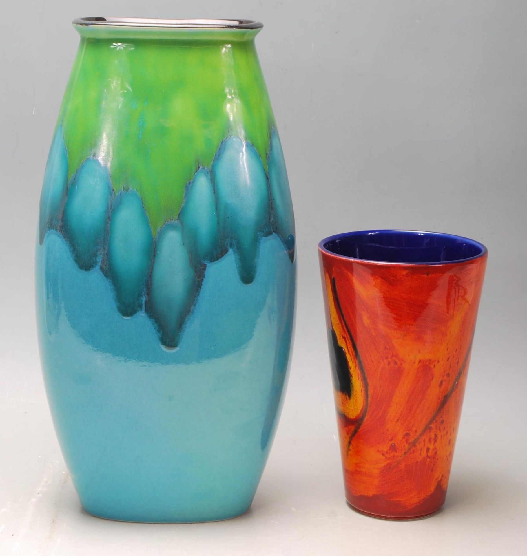 A vintage retro Poole pottery vase being glazed with blue green together with a smaller vase - Bild 3 aus 6