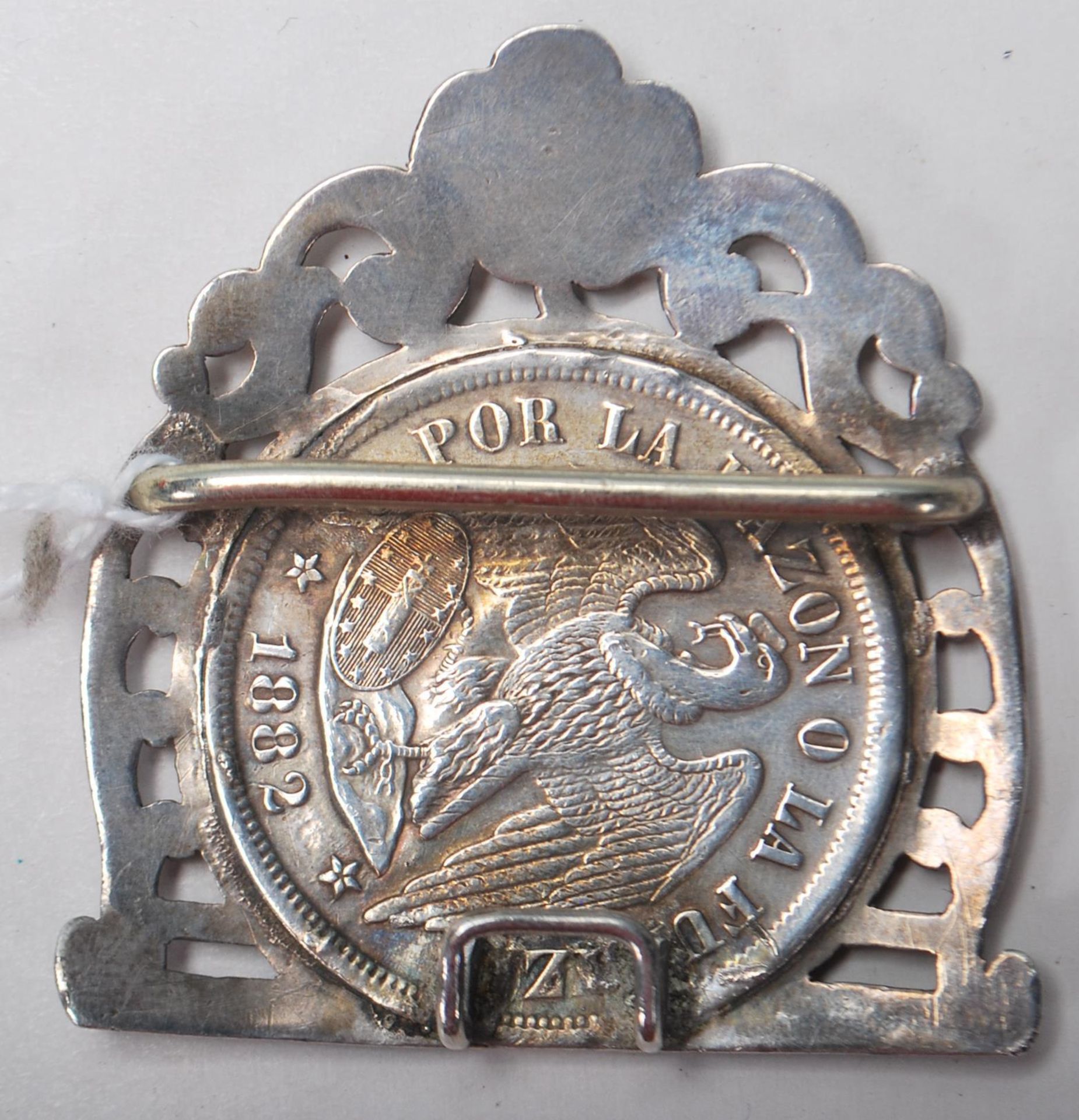 An antique belt buckle having two 19th Century silver coins moulded to the front panel and decorated - Bild 3 aus 5