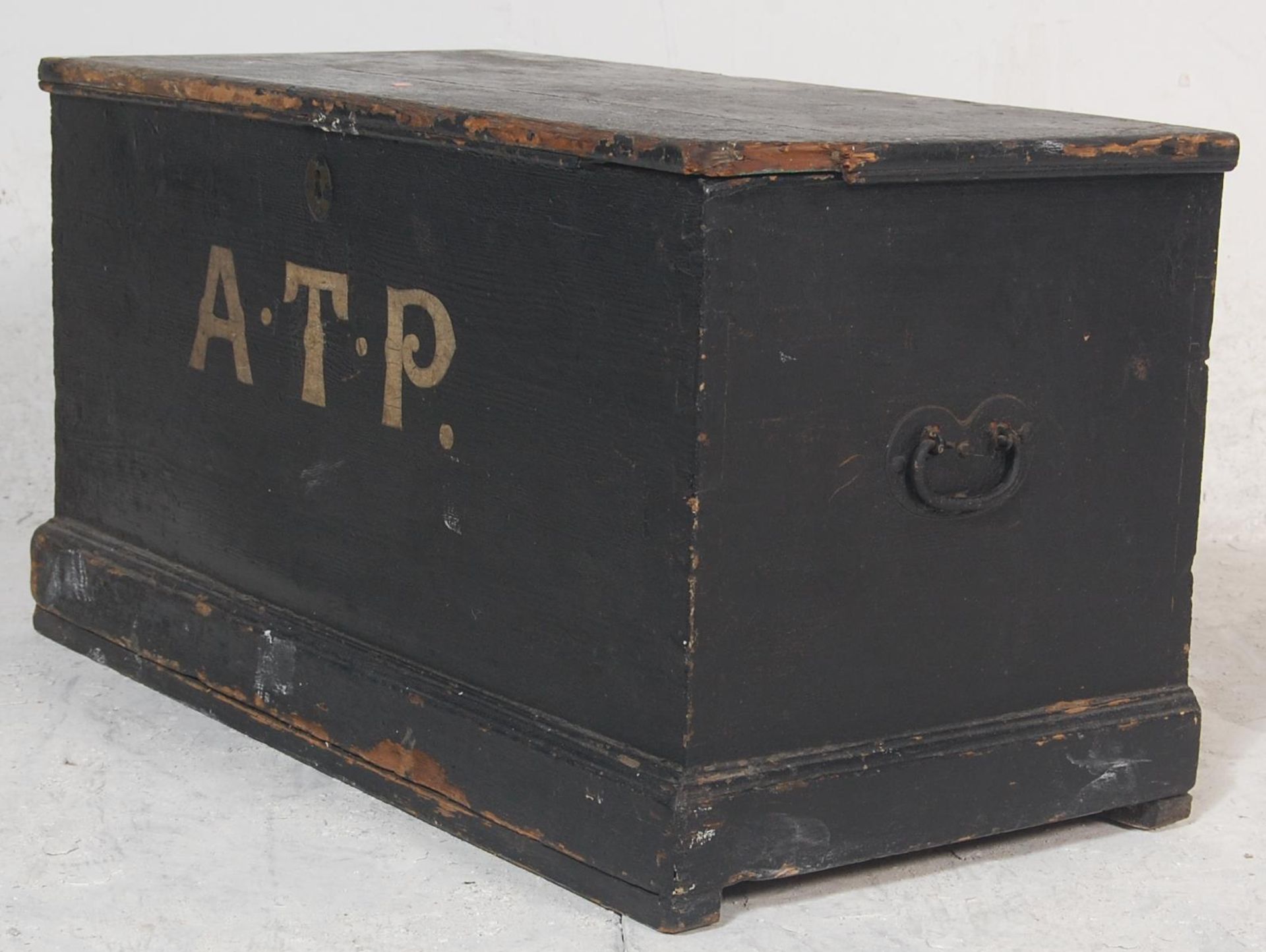 A early 20th century antique black painted shipping box / blanket box having hinged lid revealing - Bild 5 aus 5