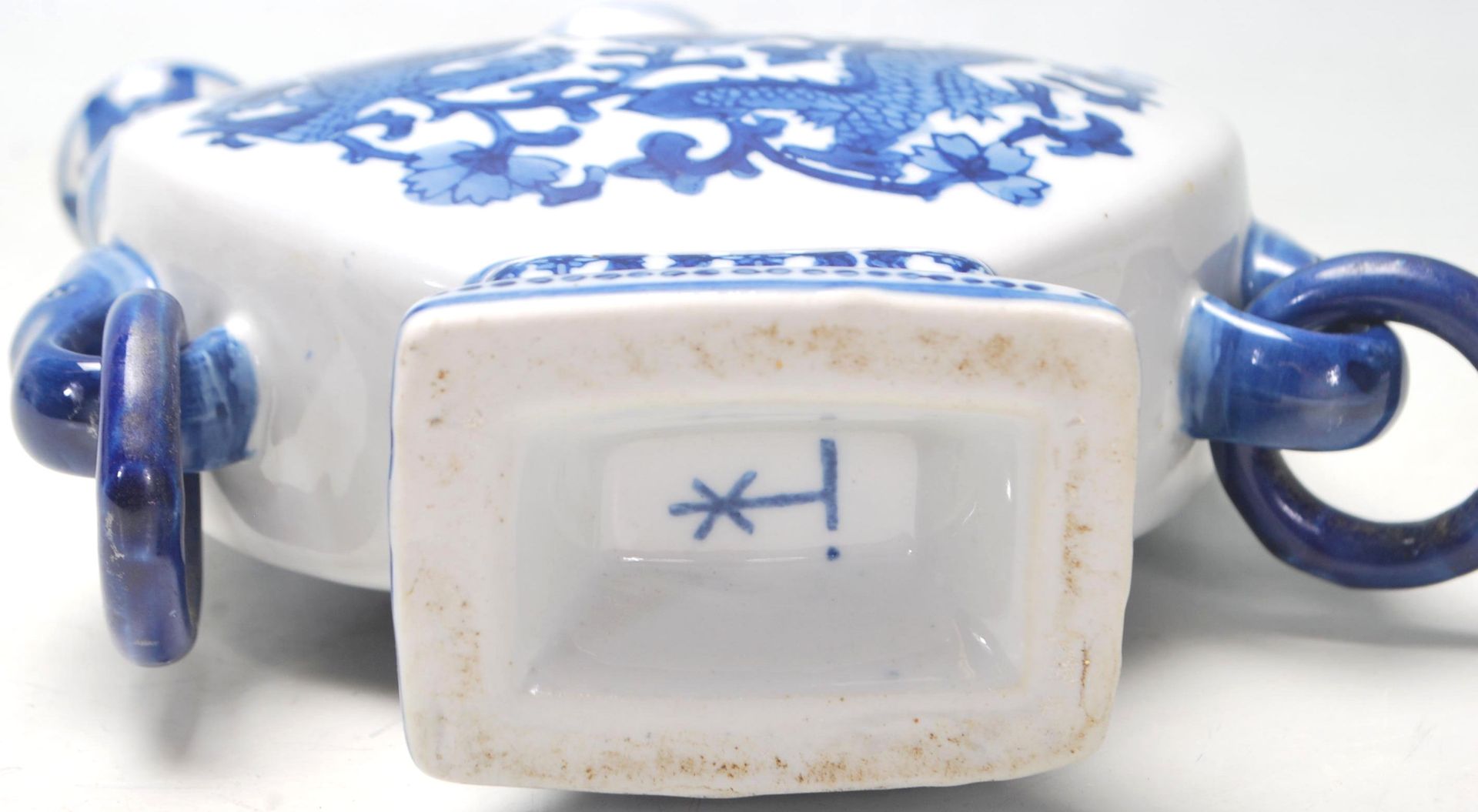 A 20th Century Chinese blue and white porcelain candlestick holder / candelabra having five scones - Bild 5 aus 5