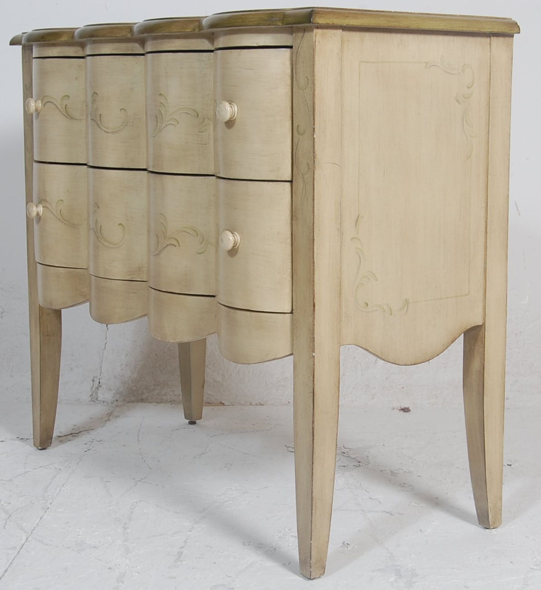 A 20th century Serpentine fronted French painted shabby chic commode chest of drawers. Raised on - Bild 5 aus 7