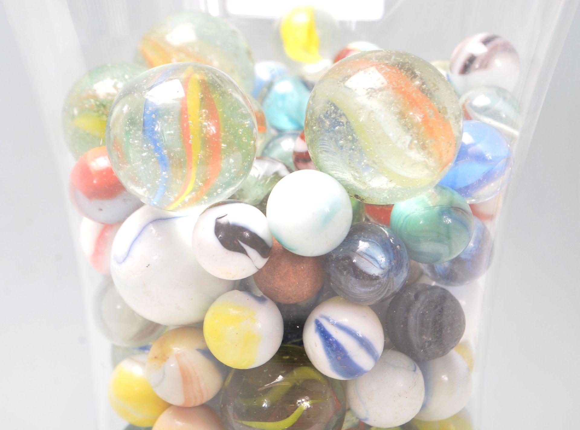 A collection of believed antique and vintage 19th and 20th century marbles to include handmade - Bild 4 aus 7