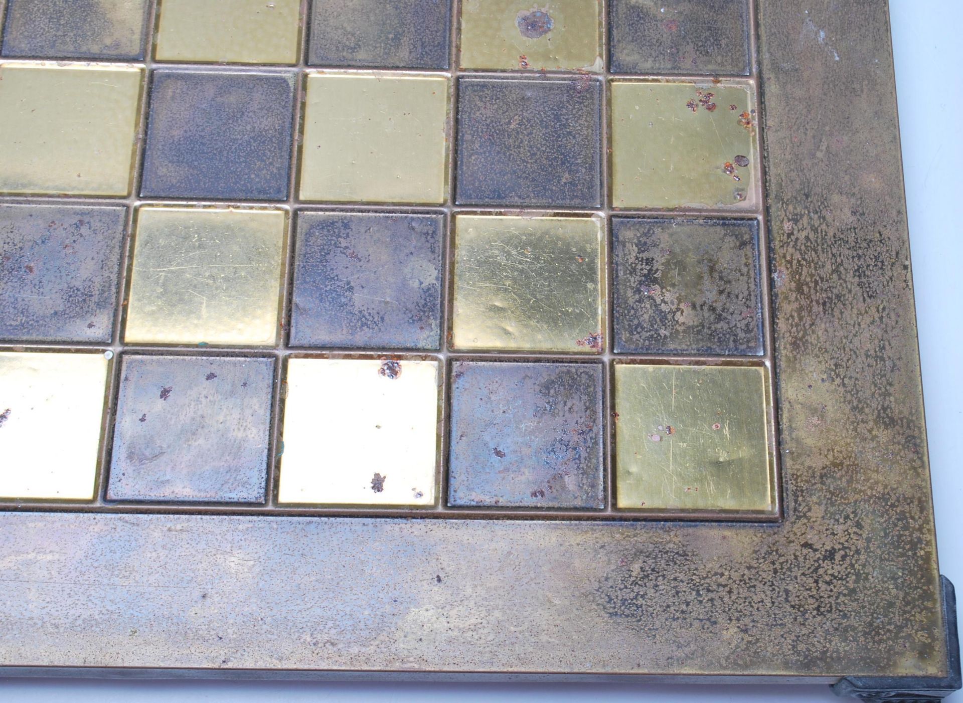 A 20th Century brass chess board raised on bracket feet with ebonised squares together complete with - Bild 3 aus 5