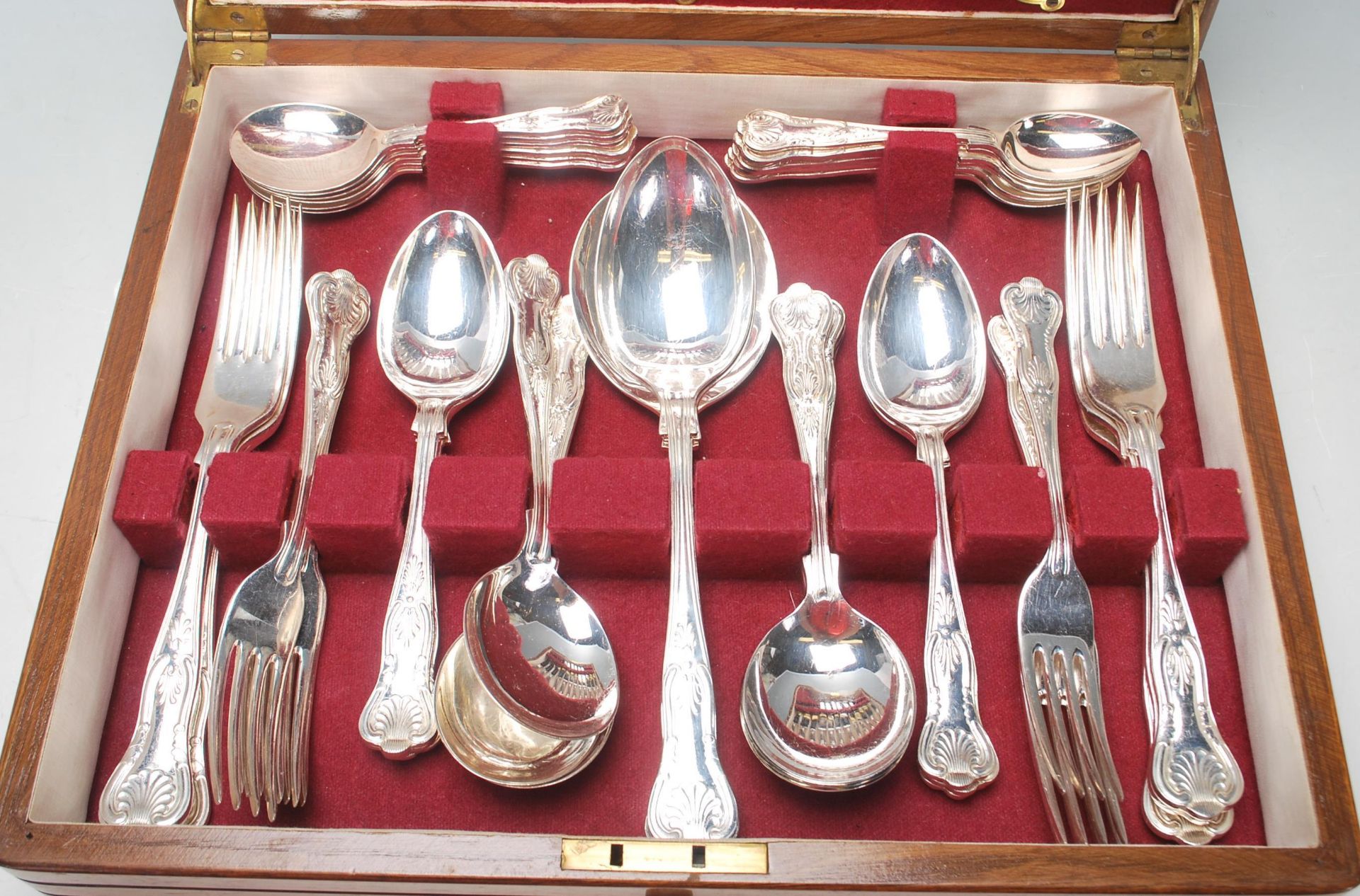 A 20th century retro silver plated EPNS canteen of cutlery complete in the original presentation - Bild 2 aus 6