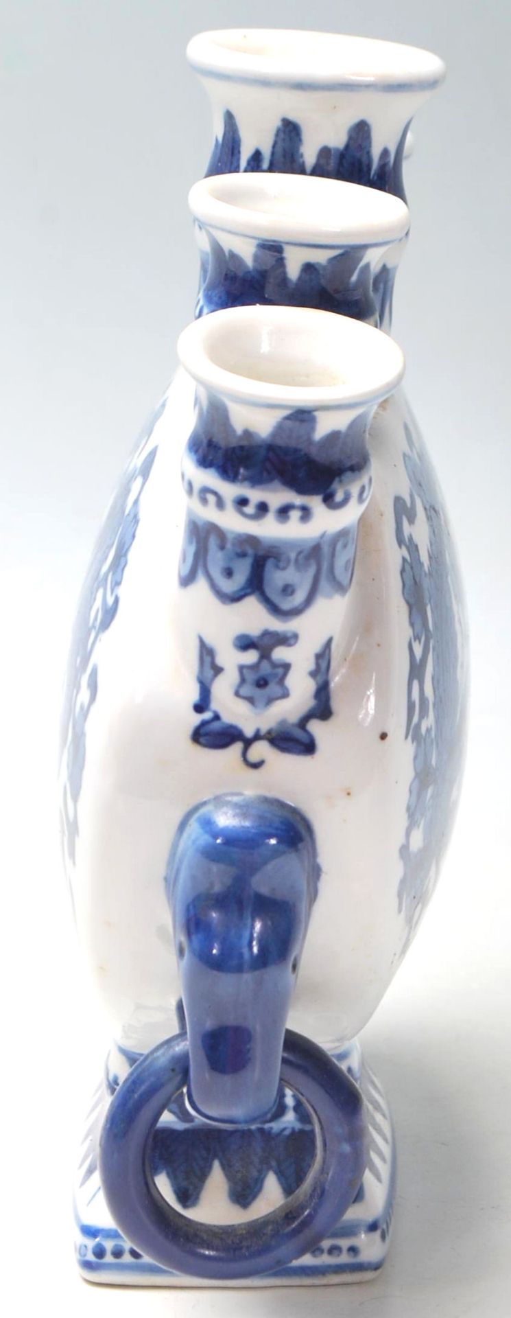 A 20th Century Chinese blue and white porcelain candlestick holder / candelabra having five scones - Bild 2 aus 5