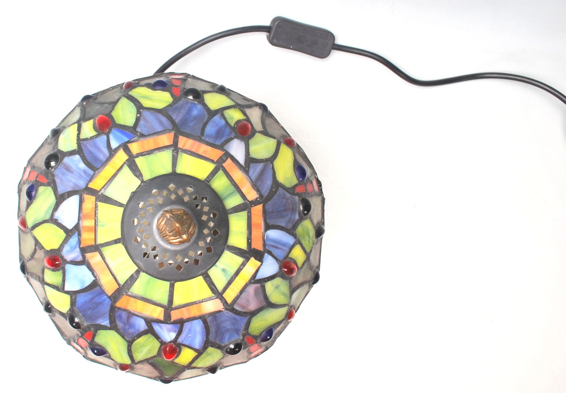 A contemporary antique style antique Tiffany lamp having a round gilt base with a leaded coloured - Bild 5 aus 5