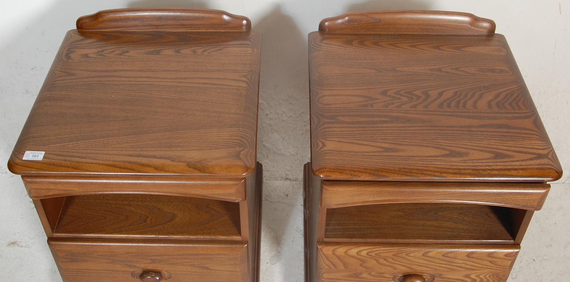 A pair of 20th century Ercol style elm  bedside cabinets by Jentique. Each being raised on plinth - Bild 3 aus 5