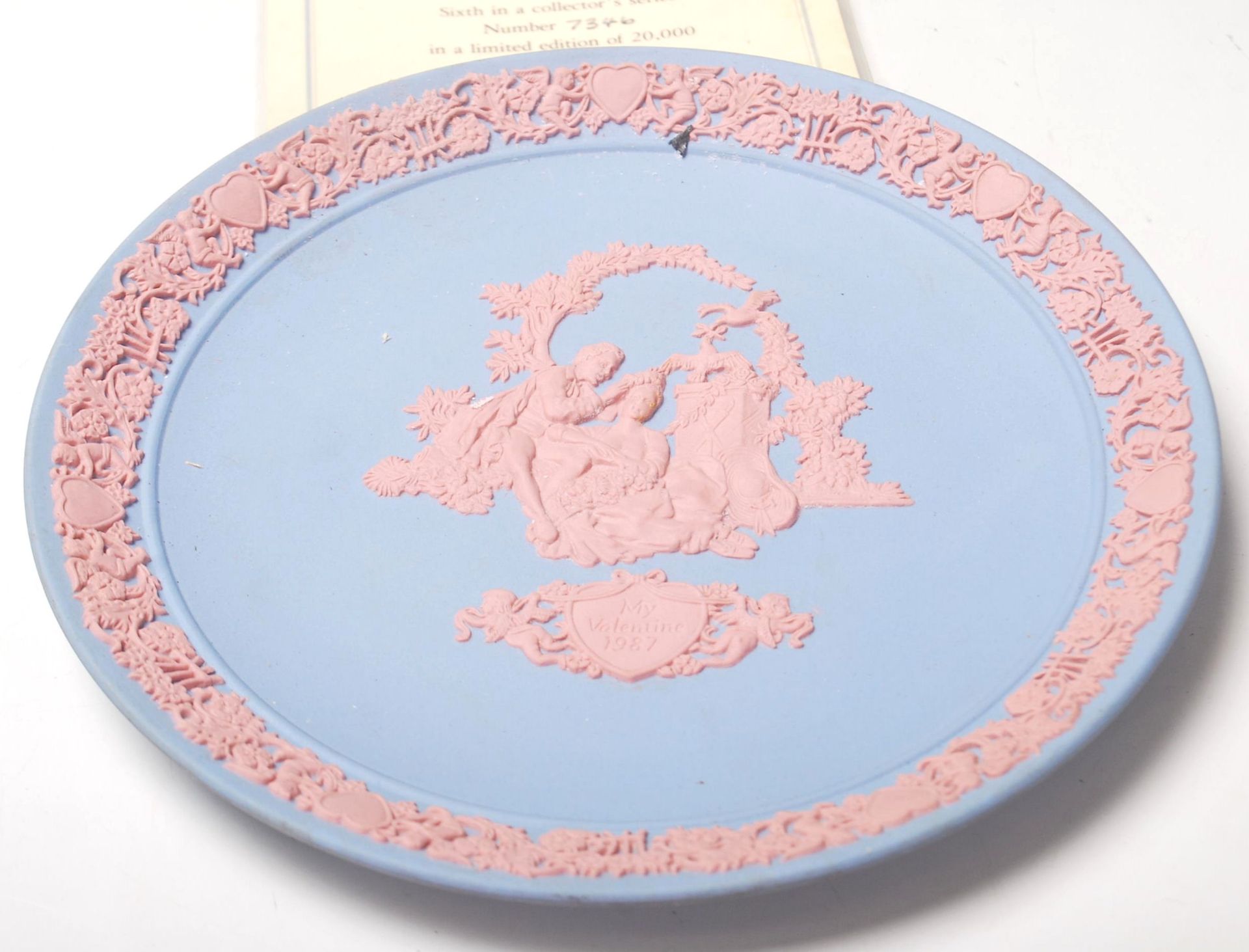 A collection of 20th century Wedgwood Staffordshire Valentine's Day Plates. To include 1985 Plate, - Bild 5 aus 9