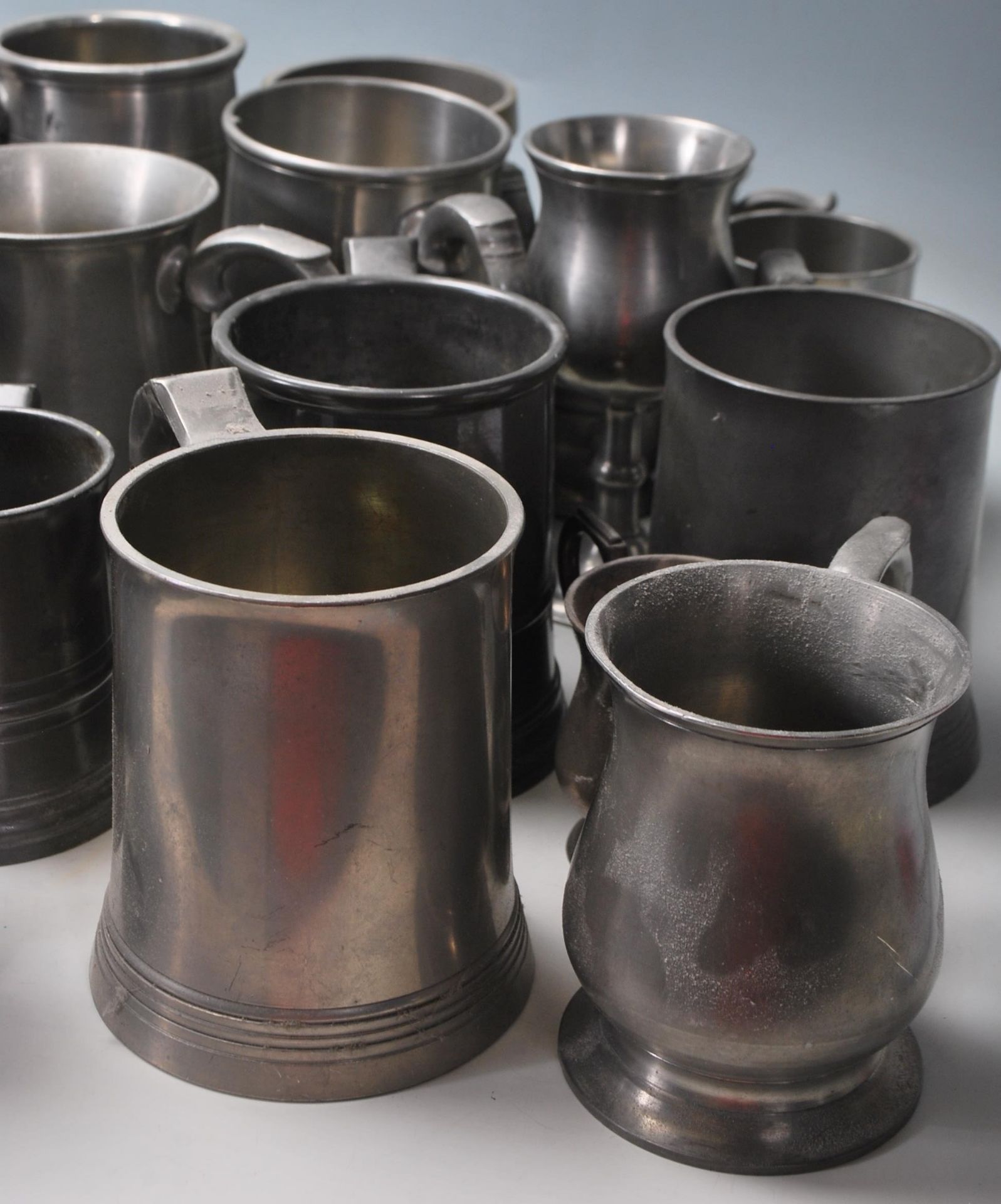 A large collection of pewter tankards dating from the 19th century to include many examples, - Bild 4 aus 13