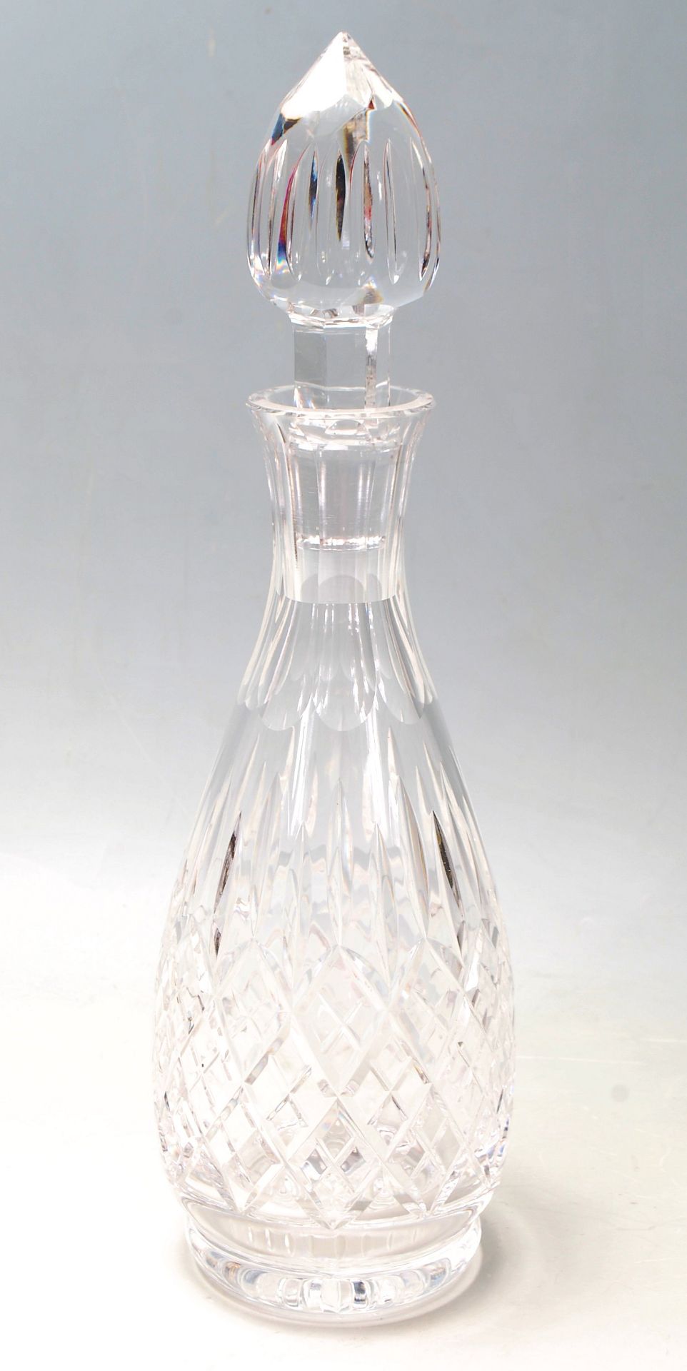 A 20th Century vintage cut glass decanter and glass set consisting of a bottle decanter complete - Bild 3 aus 6