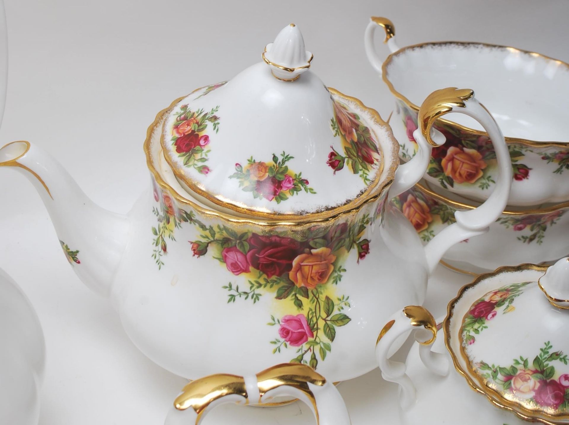 A very large Royal Albert bone china tea service / dining service in the Old Country Roses pattern - Bild 10 aus 14