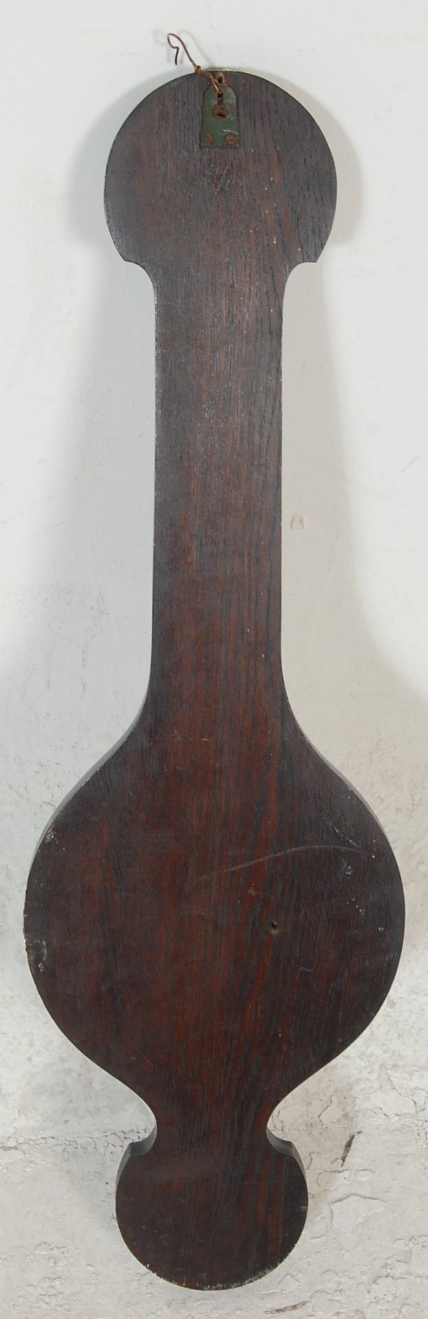 An early 20th century carved oak aneroid wall barometer. The barometer of banjo form having - Bild 6 aus 6
