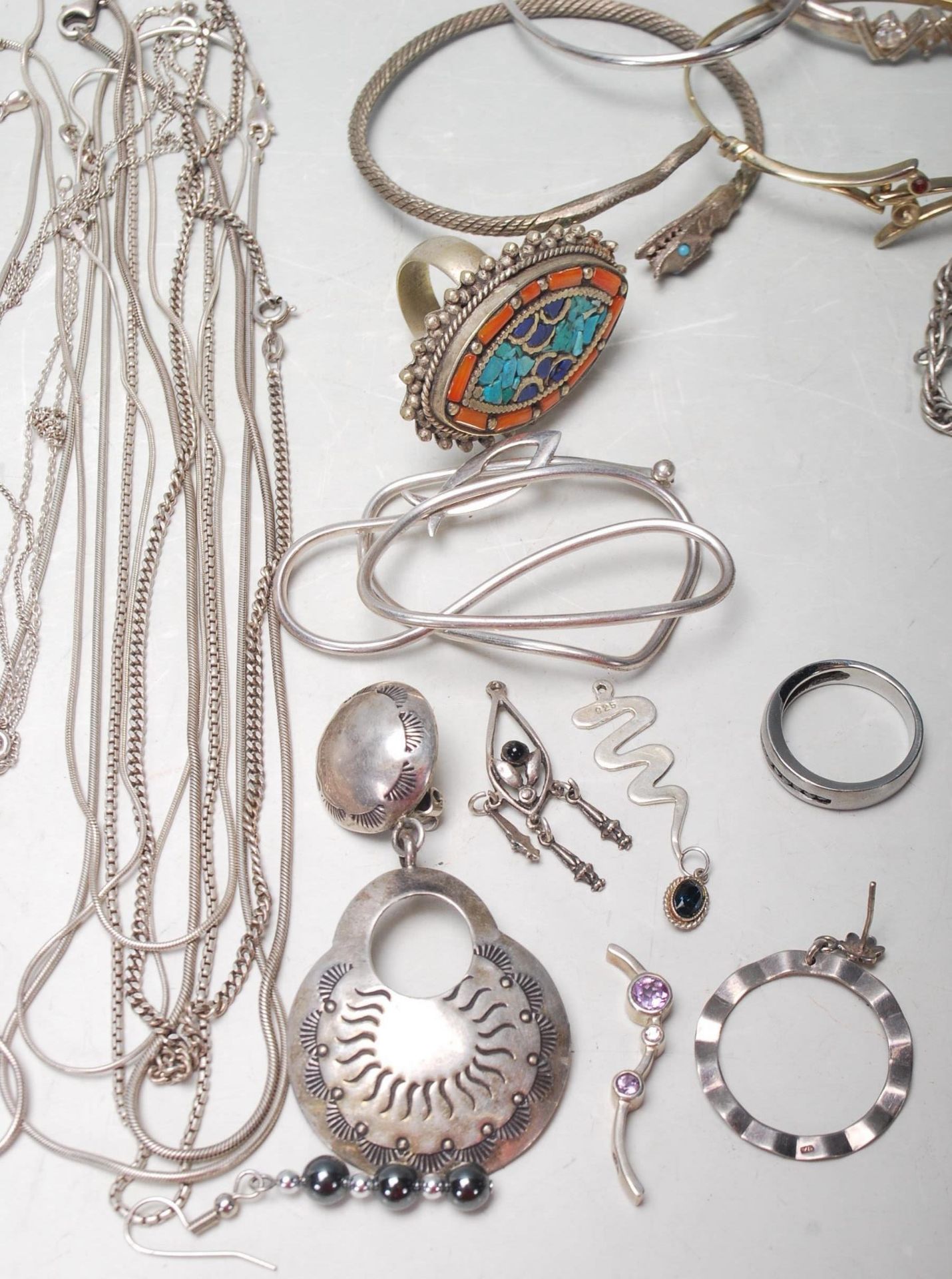 A good collection of silver 925 and white metals items to include necklaces, pendent, bangles and - Bild 5 aus 7