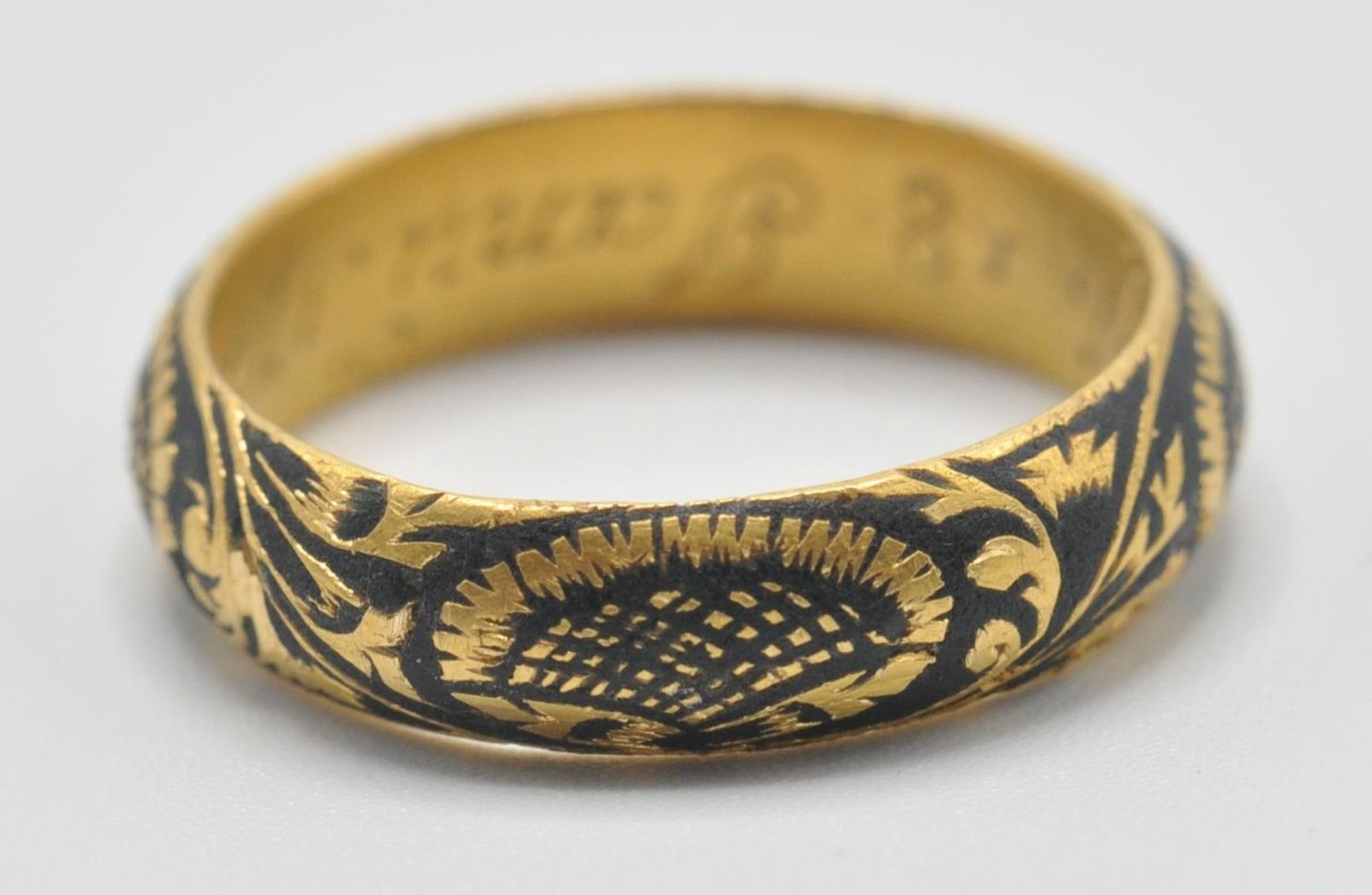 An early 18th Century gold memento mori mourning ring, the band being engraved with a skull and - Bild 3 aus 9