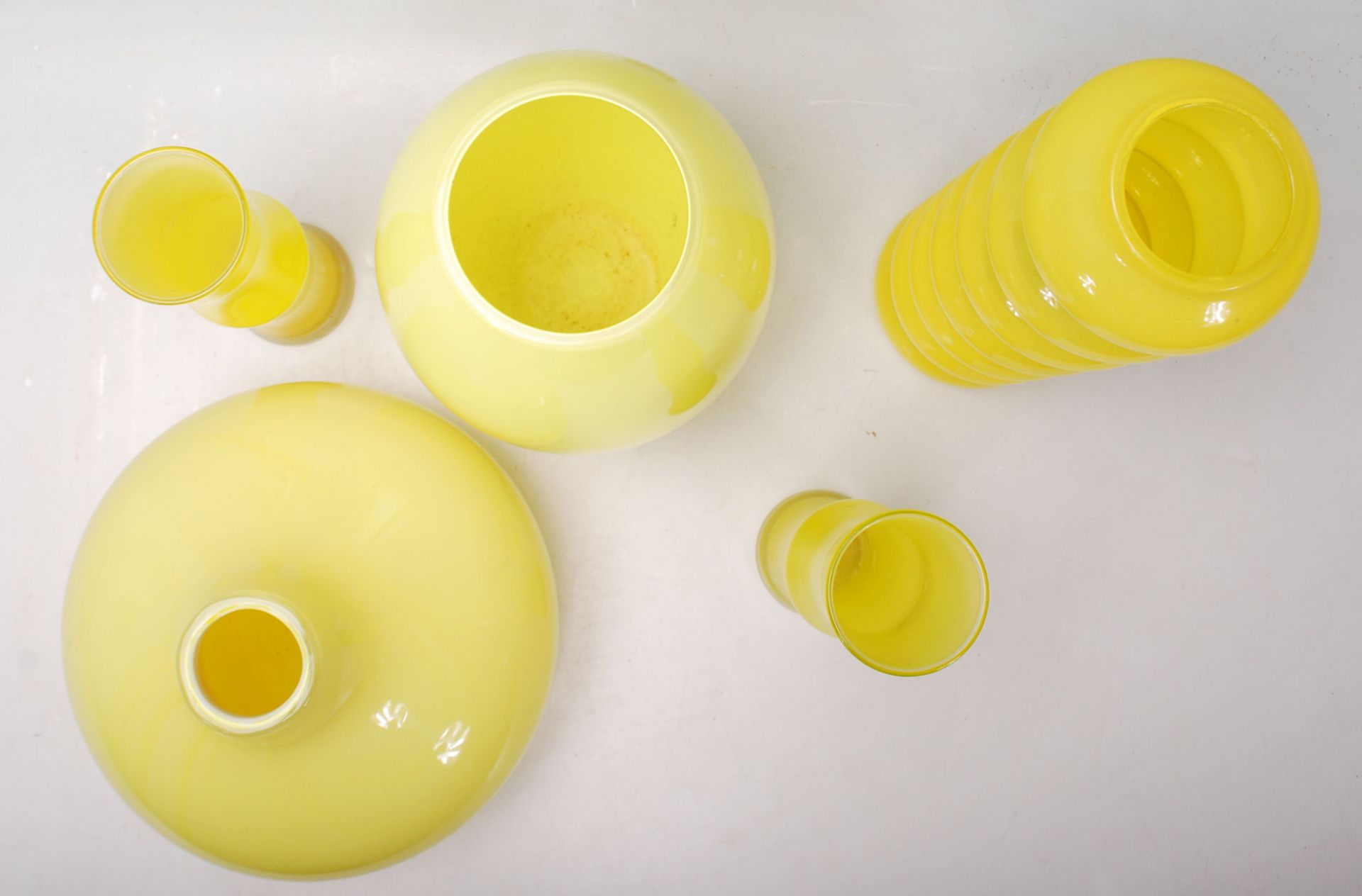 A mixed collection of retro vintage late 20th Century studio art glass ware in canary yellow to - Bild 4 aus 5