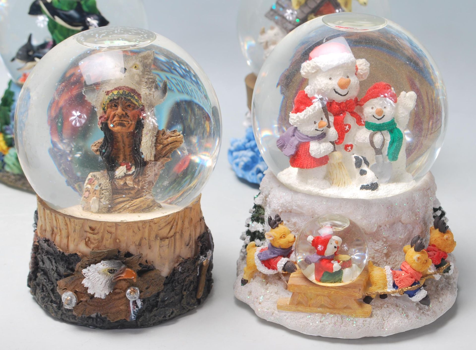 A collection of seven original vintage collectable glass snow globes to include: two angels - Bild 3 aus 6