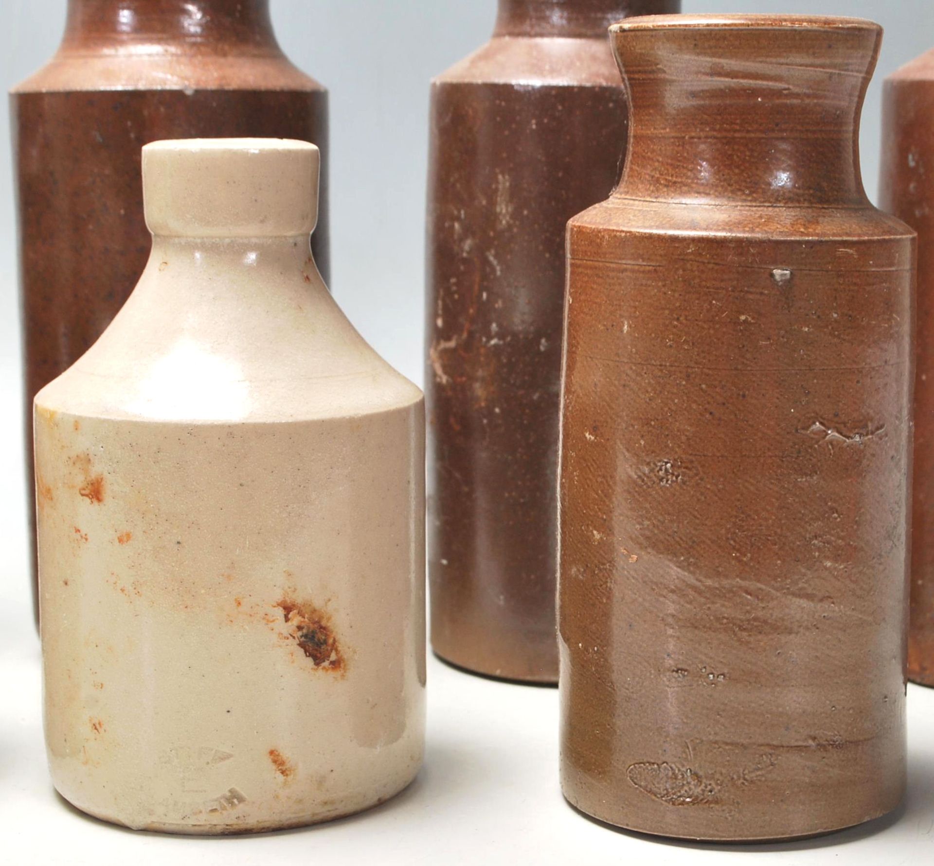 A mixed collection of early 20th Century Doulton Lambeth style stoneware flagons / drinking vessels. - Bild 3 aus 5