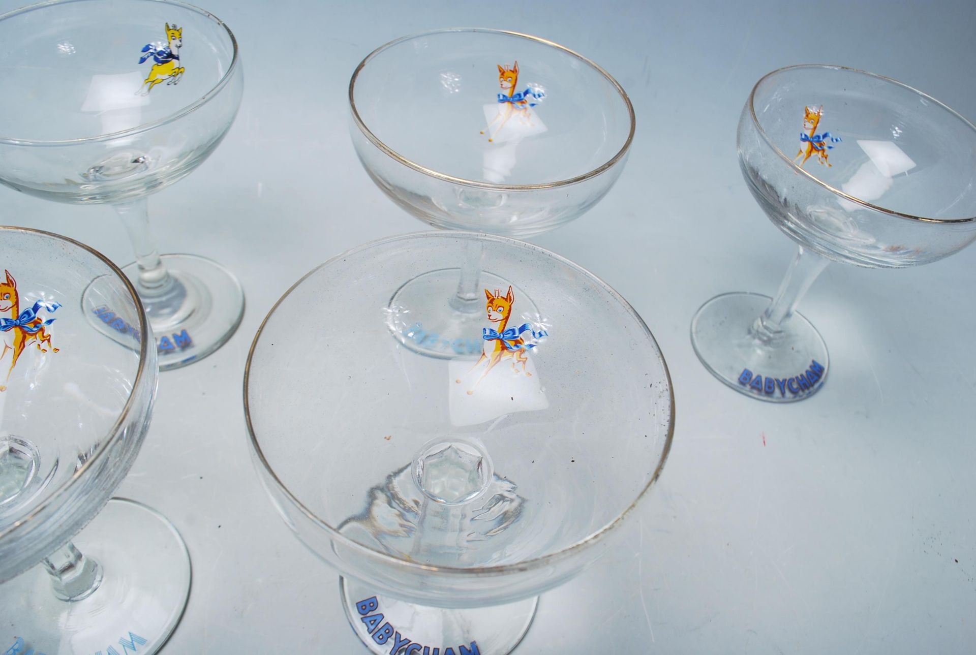 A set of nine vintage retro Babycham advertising glasses having gilt rims with hexagonal stems and - Bild 5 aus 6