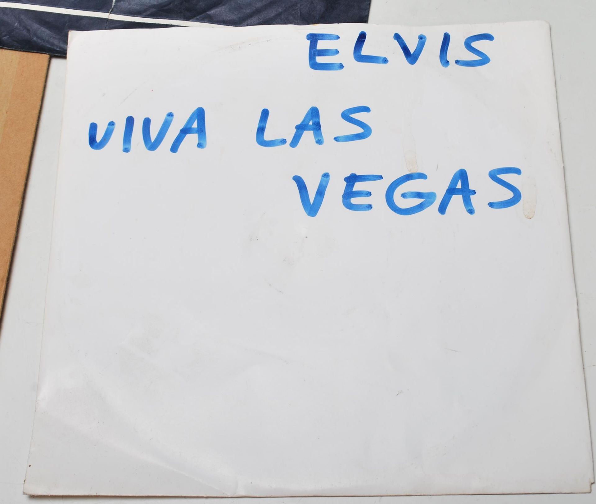 A collection of 20 vinyl 45 records by Elvis Presley to include Are You Lonesome Tonight, Crying - Bild 9 aus 9