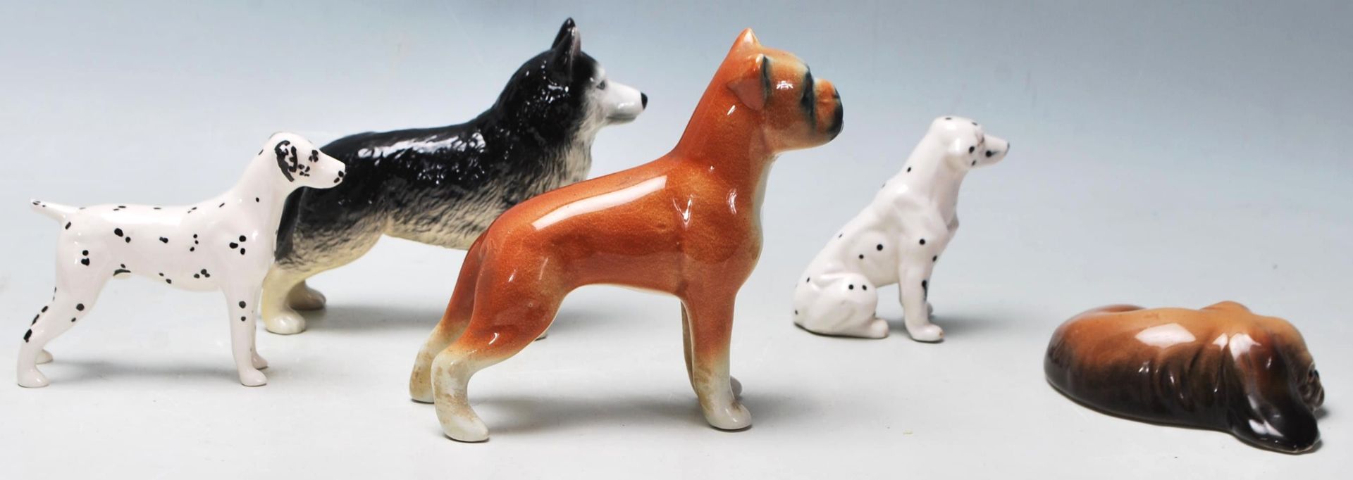 A collection of 20th Century ceramic figurines of dogs in various shapes and sizes to include a - Bild 2 aus 6