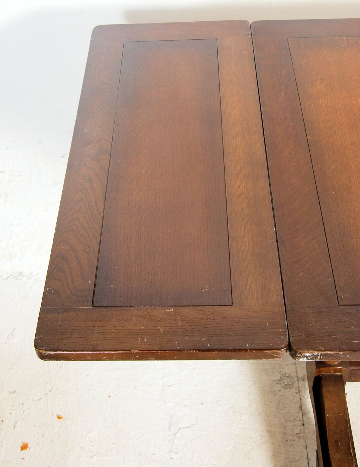 A vintage 1920s early 20th Century oak draw leaf dining table. The table having a panelled oak - Bild 4 aus 4