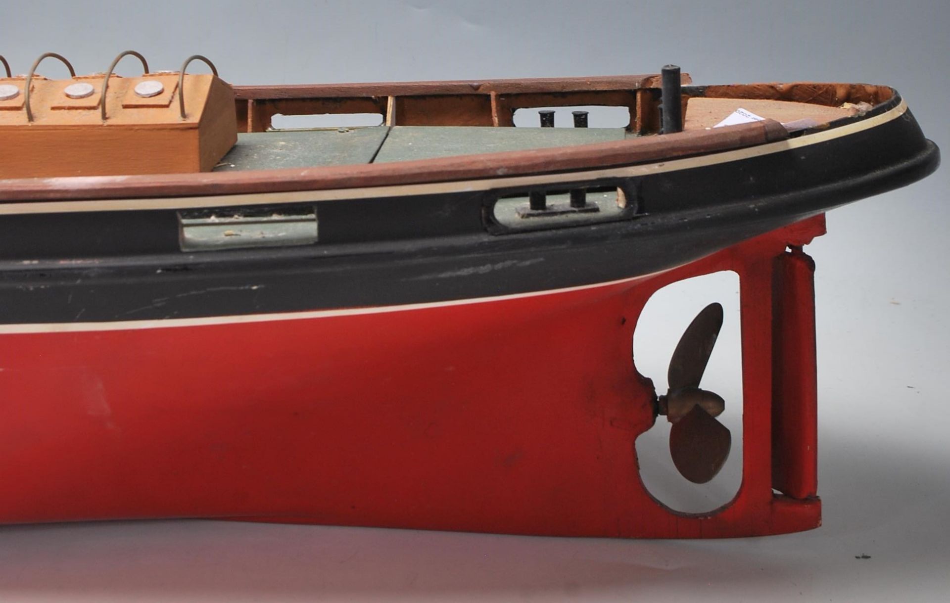 A vintage 20th Century scratch built remote control boat having a red and black hull with model - Bild 5 aus 7