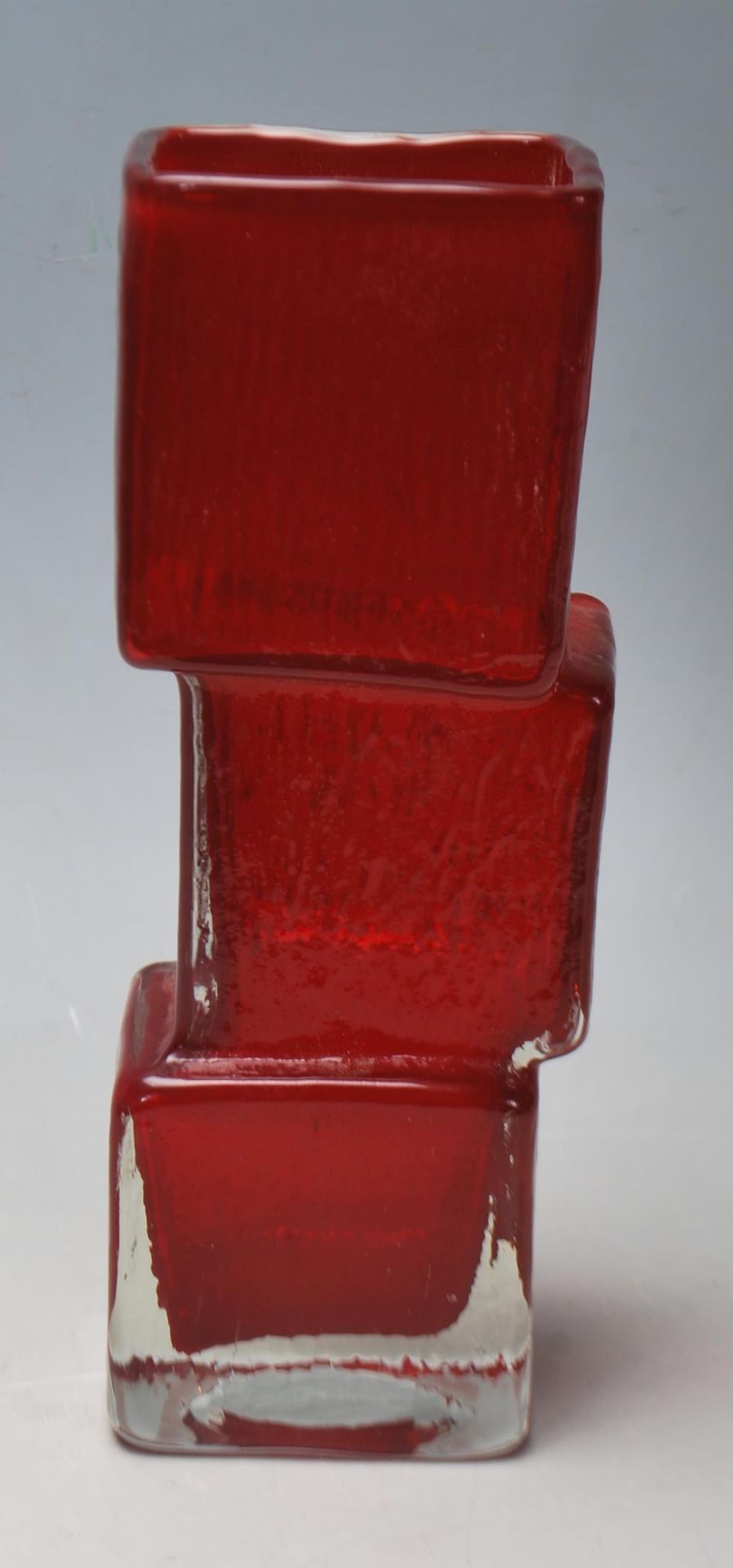 A vintage retro Whitefriars red glass ' drunken bricklayer ' style vase having three tiers with - Bild 3 aus 5