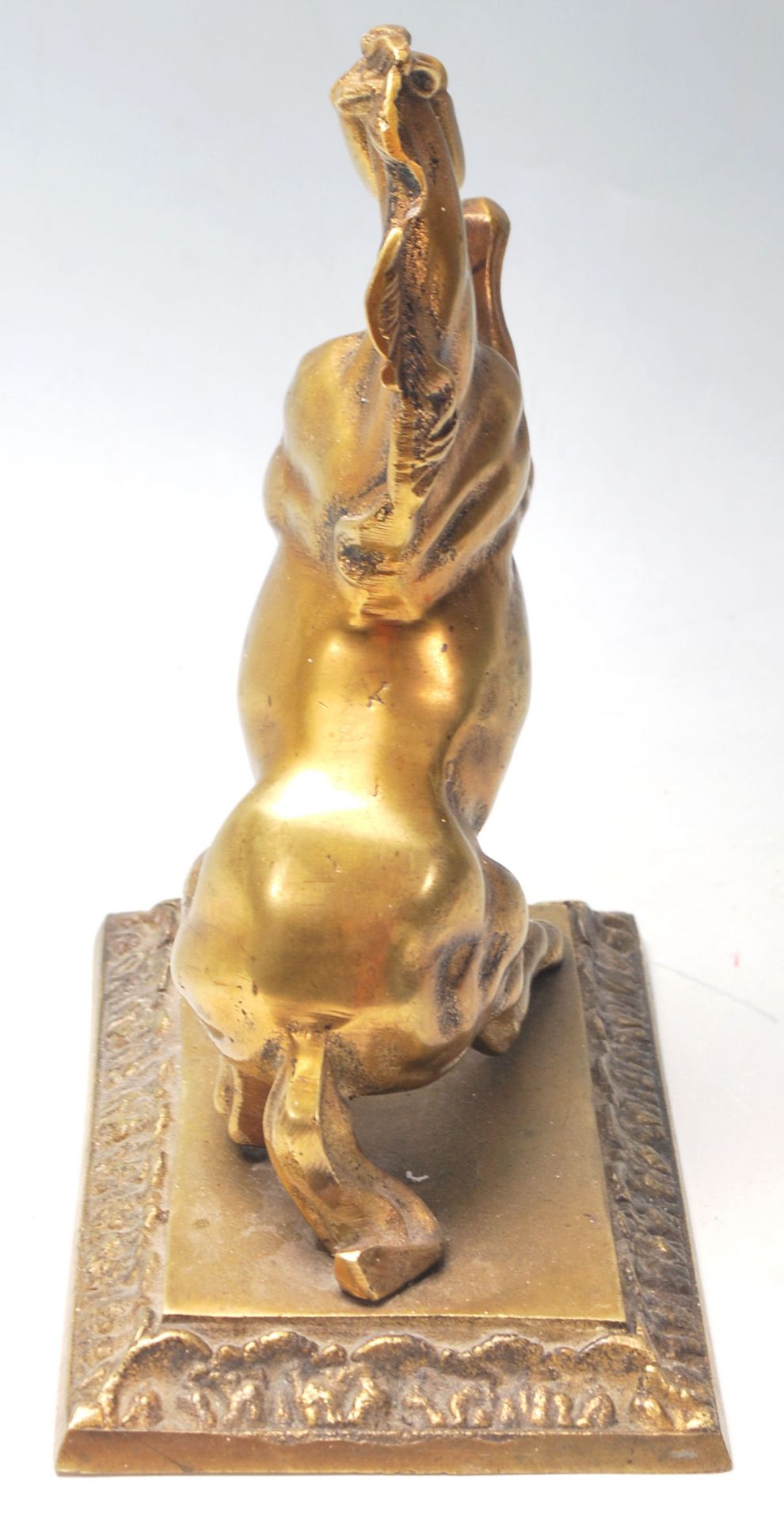 A vintage 20th century brass horse mantle ornament sitting on the back legs with front legs - Bild 4 aus 6