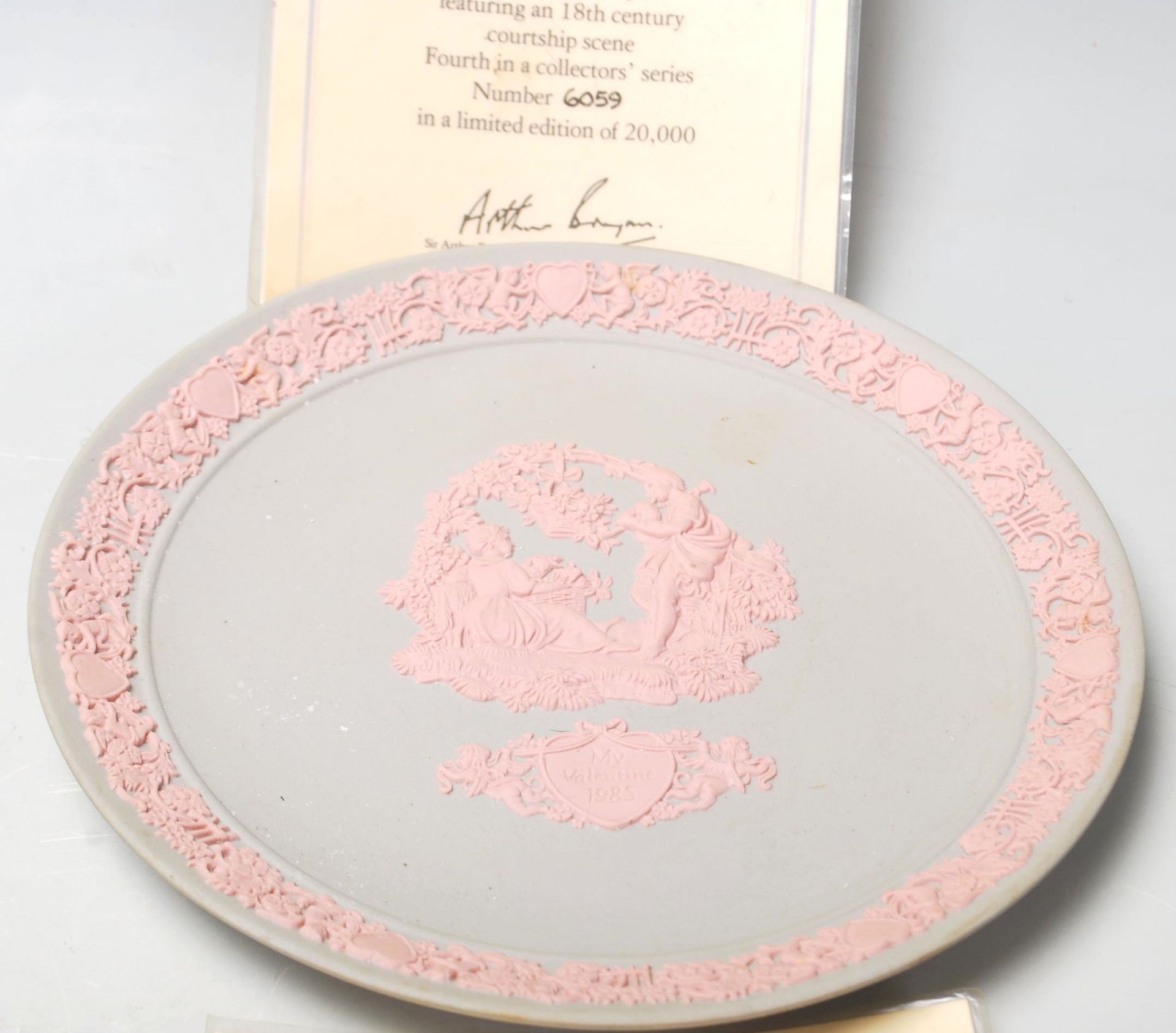 A collection of 20th century Wedgwood Staffordshire Valentine's Day Plates. To include 1985 Plate, - Bild 3 aus 9