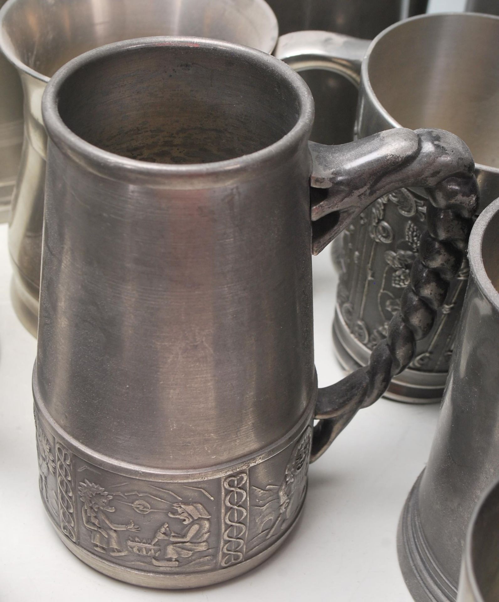 A collection of early 20th Century metalware & pewter drinking vessels / steins / flagons / jugs - Bild 9 aus 9