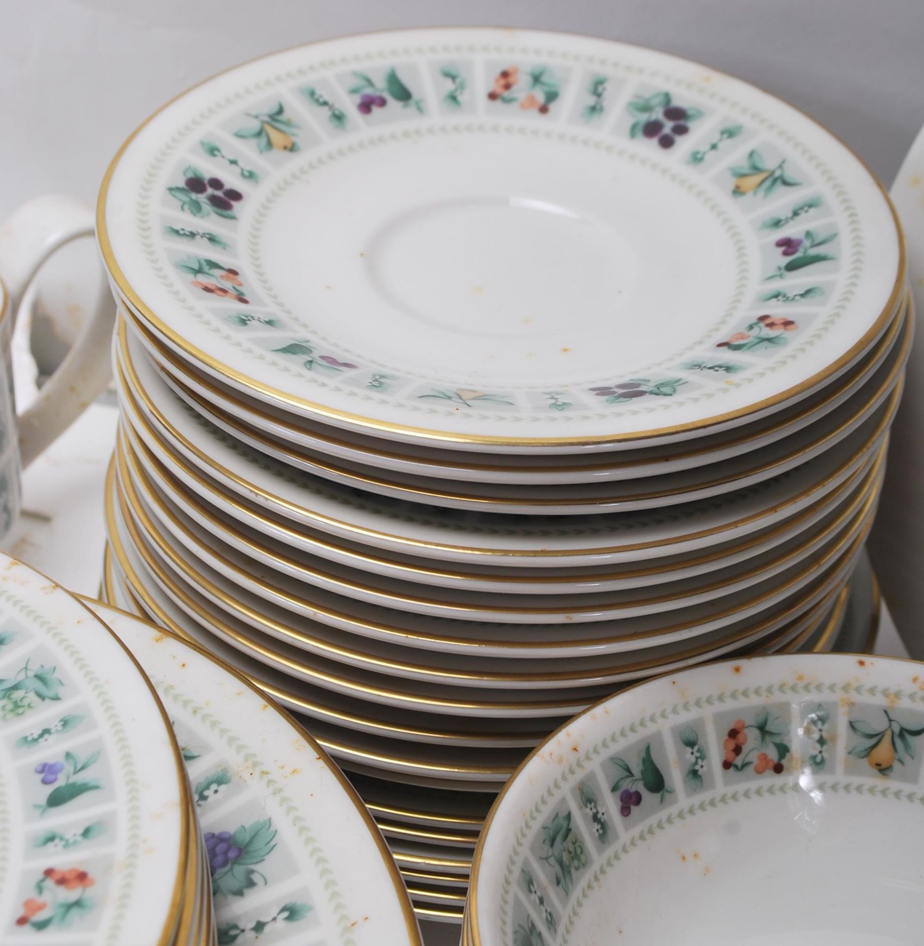 A large late 20th Century fine bone china dinner service by Royal Doulton in the Tapestry pattern - Bild 14 aus 18