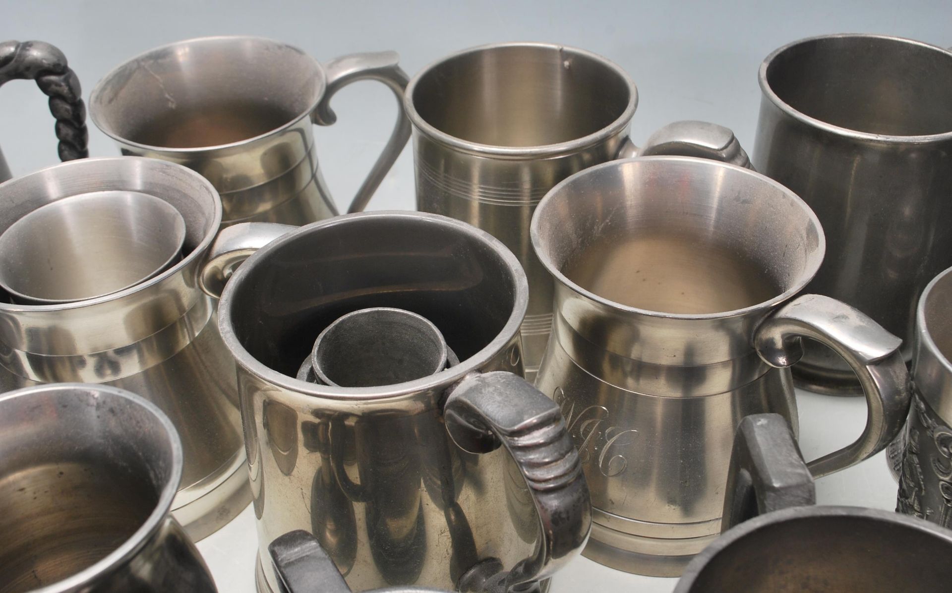 A collection of early 20th Century metalware & pewter drinking vessels / steins / flagons / jugs - Bild 5 aus 9