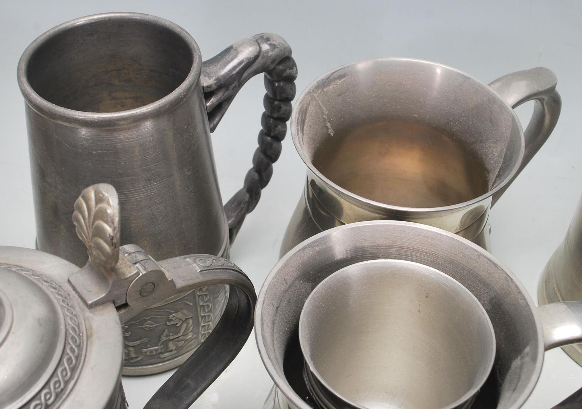 A collection of early 20th Century metalware & pewter drinking vessels / steins / flagons / jugs - Bild 6 aus 9