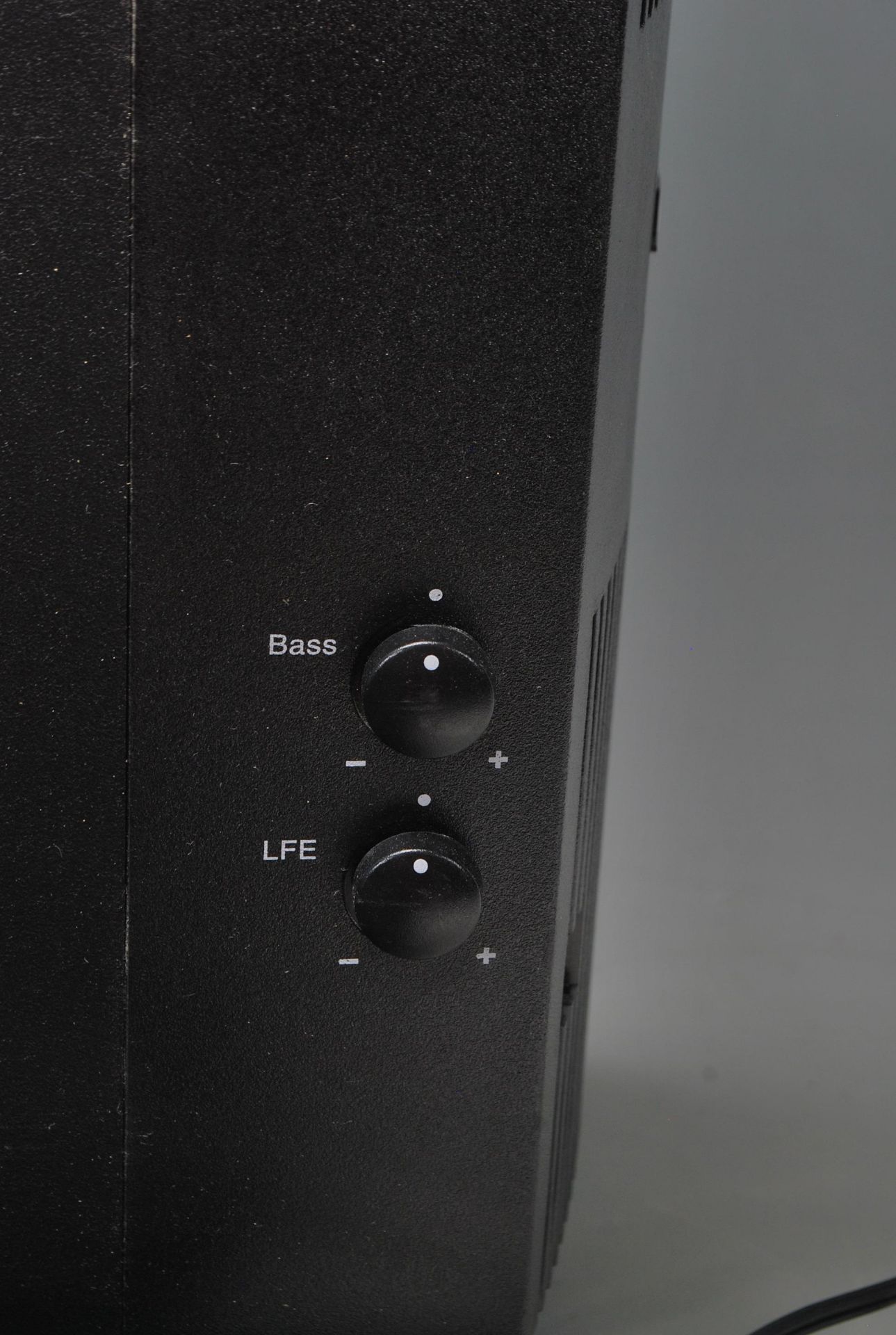 BOSE home cinema 5.1 system with sub woofer and five cube speakers. This system is powered ( - Bild 12 aus 18