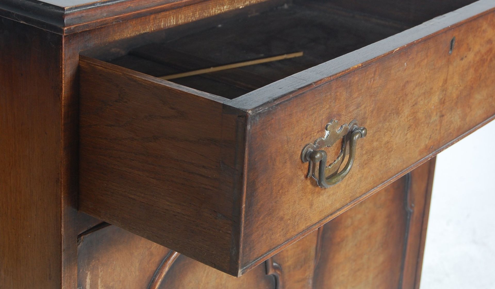 A vintage 1940s mid century walnut veneered tallboy / bachelors chest  / chest of drawers having a - Bild 4 aus 15