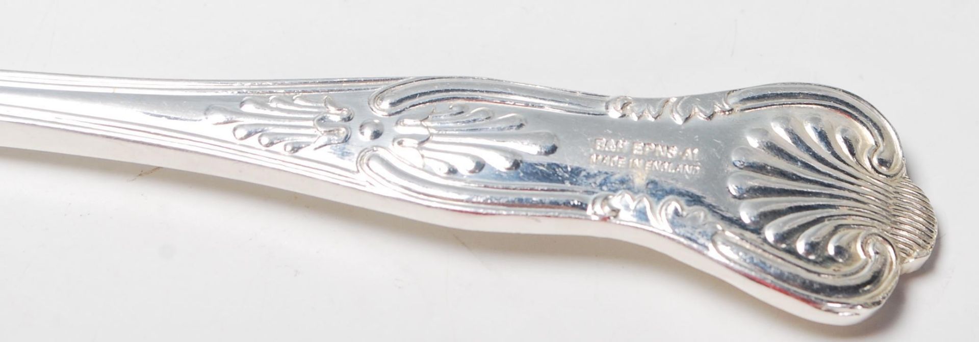 A 20th century retro silver plated EPNS canteen of cutlery complete in the original presentation - Bild 4 aus 6