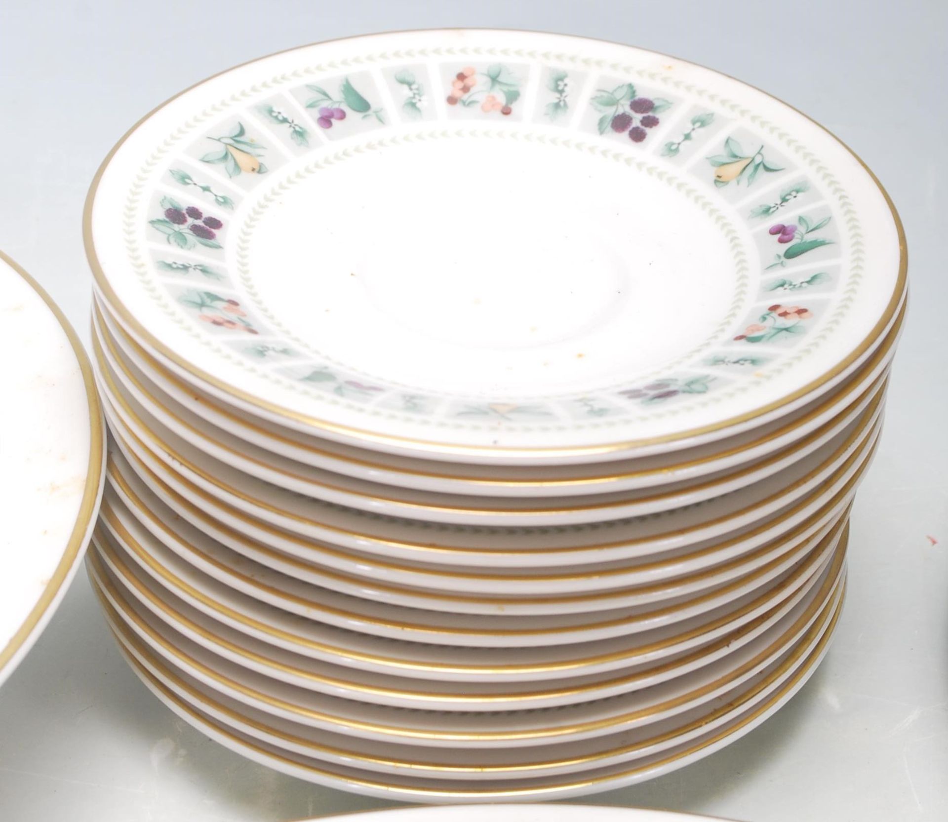 A large late 20th Century fine bone china dinner service by Royal Doulton in the Tapestry pattern - Bild 7 aus 18