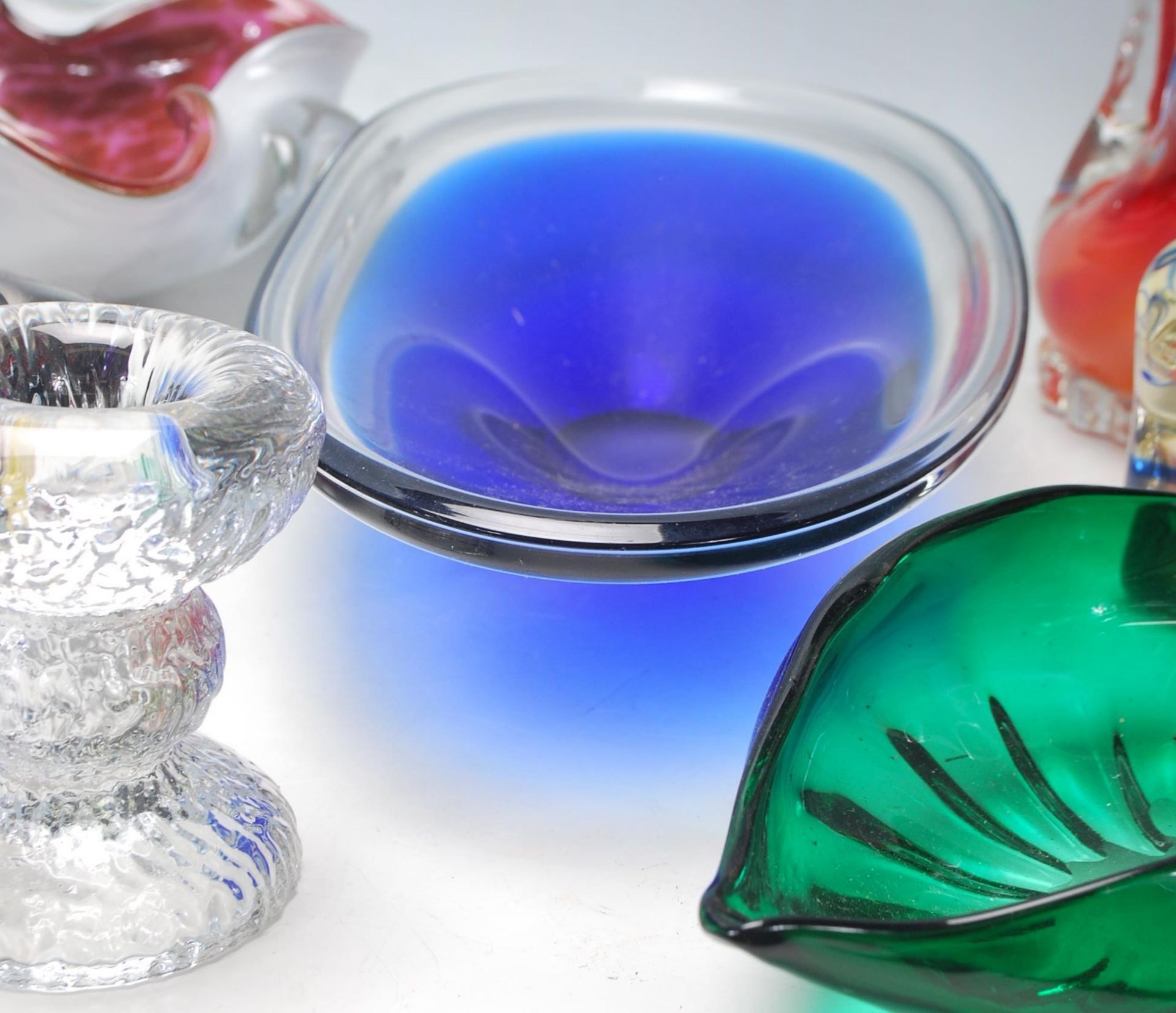 A collection of 20th century studio art glass comprising a pair of Murano cockerels, Whitefriars - Bild 6 aus 8