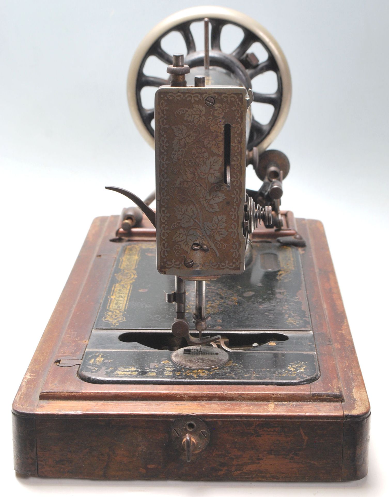 A 19th Century Victorian Singer sewing machine hav - Bild 5 aus 6