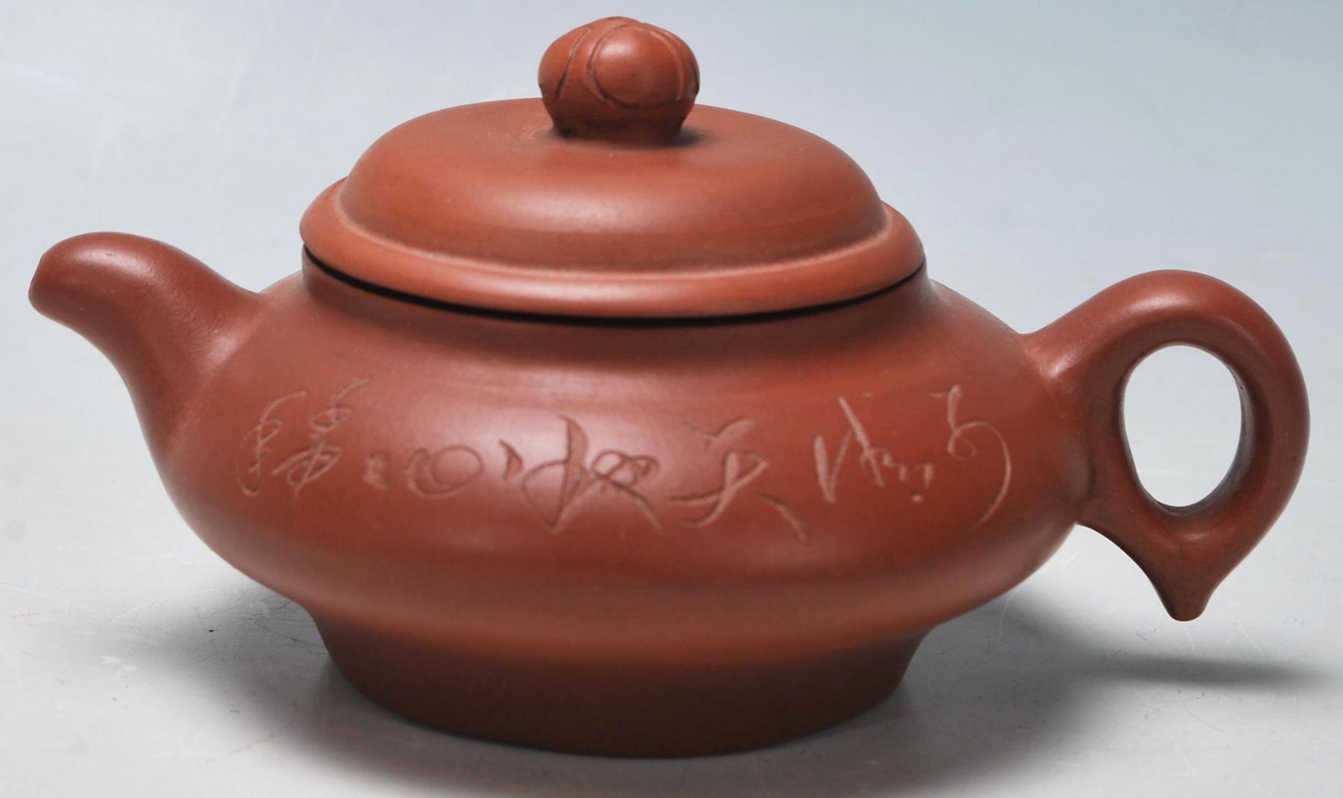 A 20th Century Chinese Yi Xing red clay teapot raised on a footed base with engraved bamboo design - Bild 3 aus 6